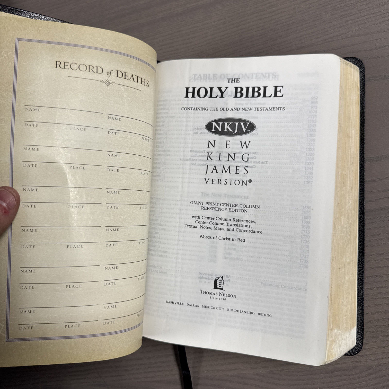 Holy Bible NKJV Giant Print Center Column Nelson 994 Black Leather Indexed