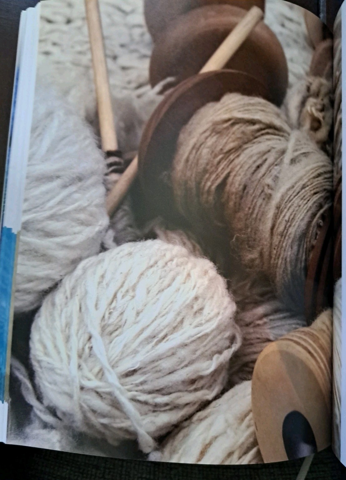 SPINNING WOOL: BEYOND THE BASICS By Anne Field *LIKE NEW*