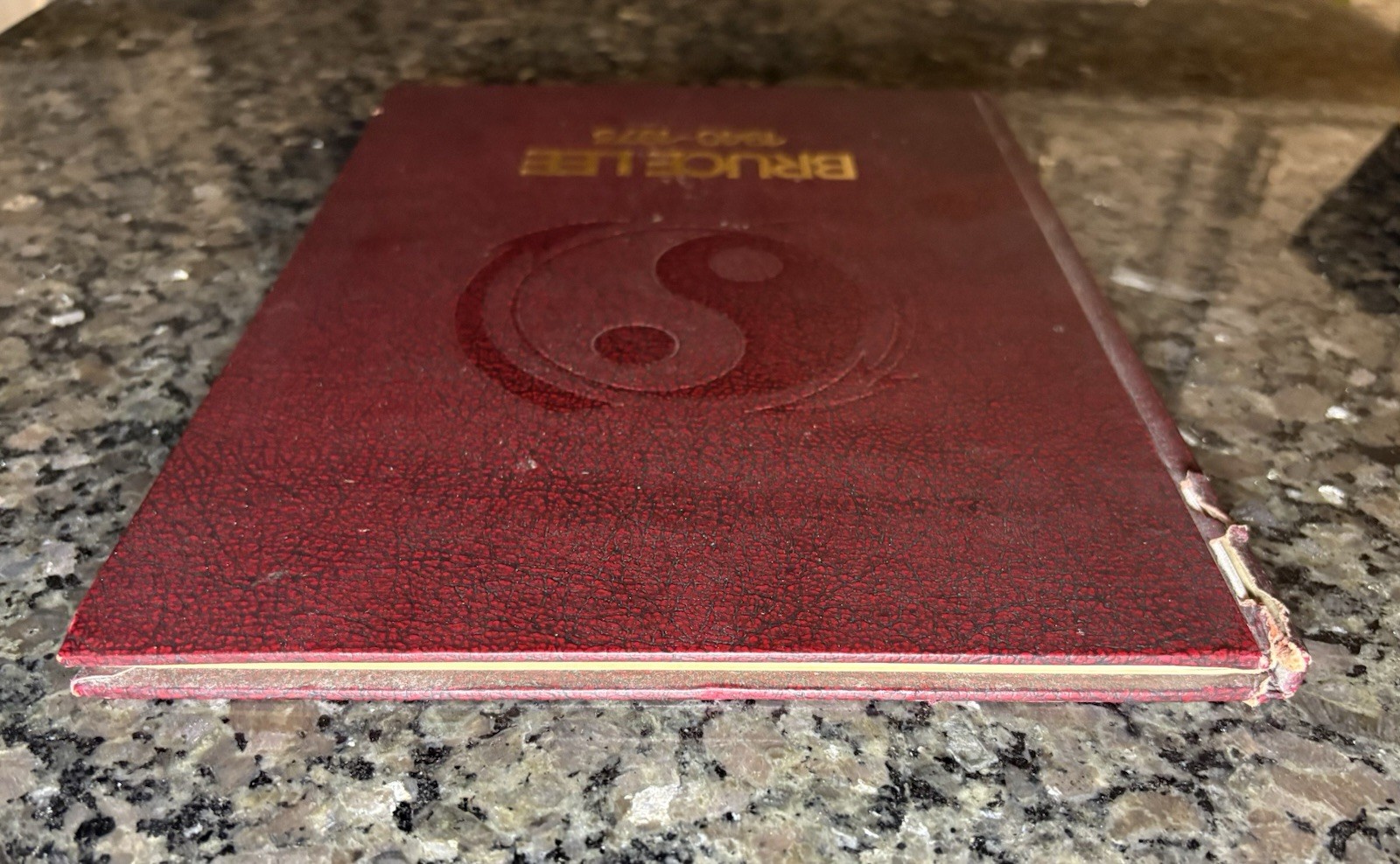 BRUCE LEE 1940-1973 – Circa 1974. READ DESCRIPTION ABOUT BONUS PAGES (ERRORS)!!