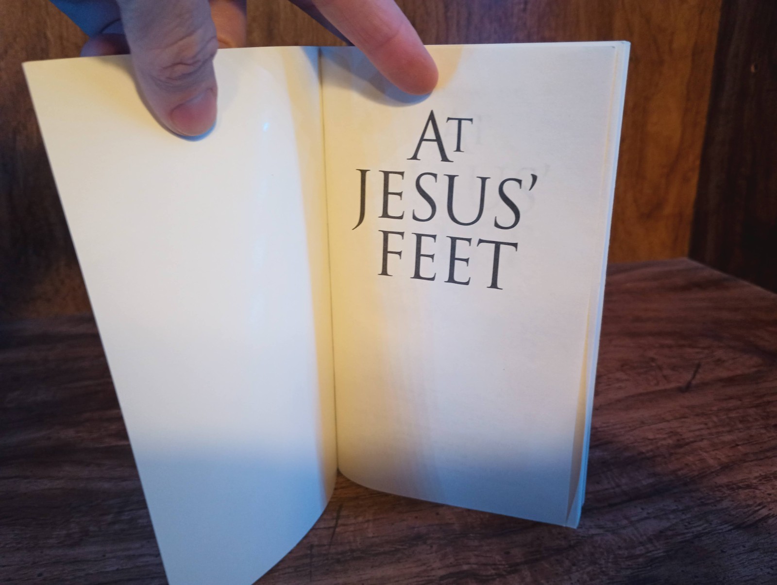 At Jesus‘ Feet: The Gospel According to Mary Magdalene by Doug Batchelor 2001