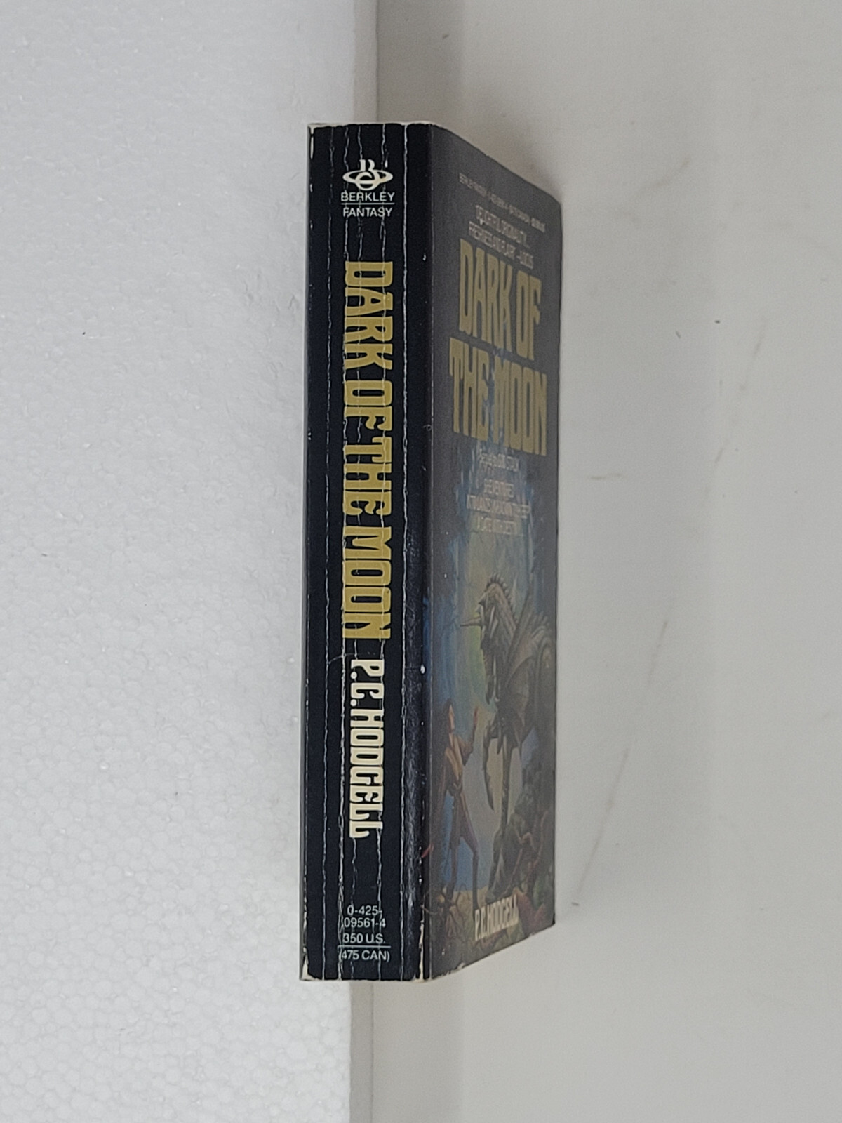 P. C. HODGELL SIGNED PAPERBACK 1ST – Dark of the Moon, Kencyrath, Book #2
