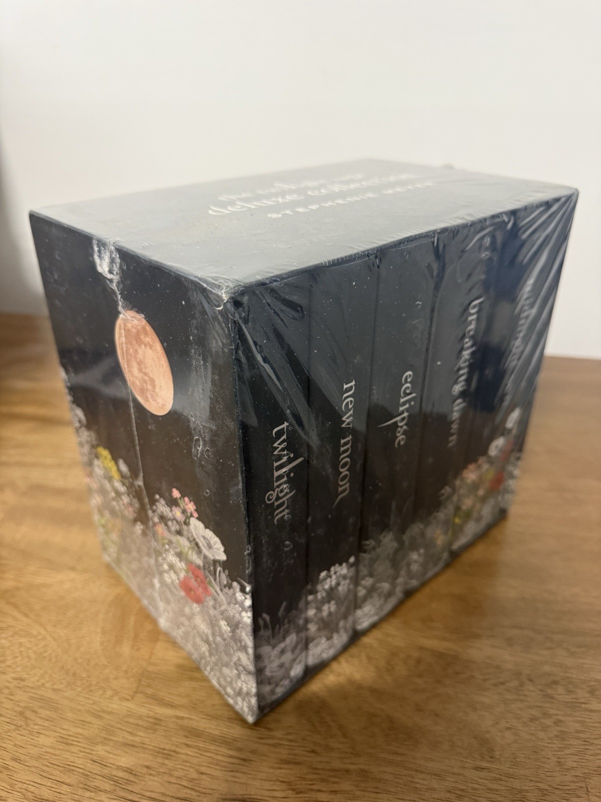 BRAND NEW! Sealed! The Twilight Saga Deluxe Collection Stephenie Meyer