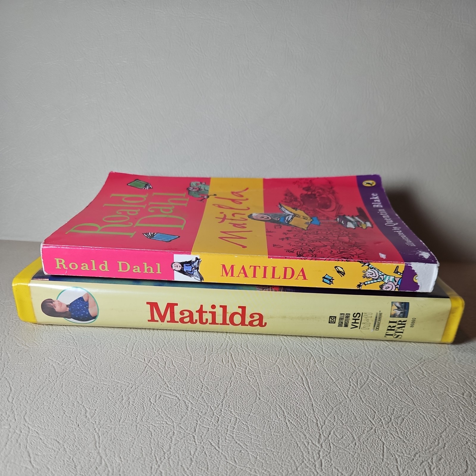Matilda by Roald Dahl First Edition + Matilda Vintage VHS – VG – Y2K 90’s Danny