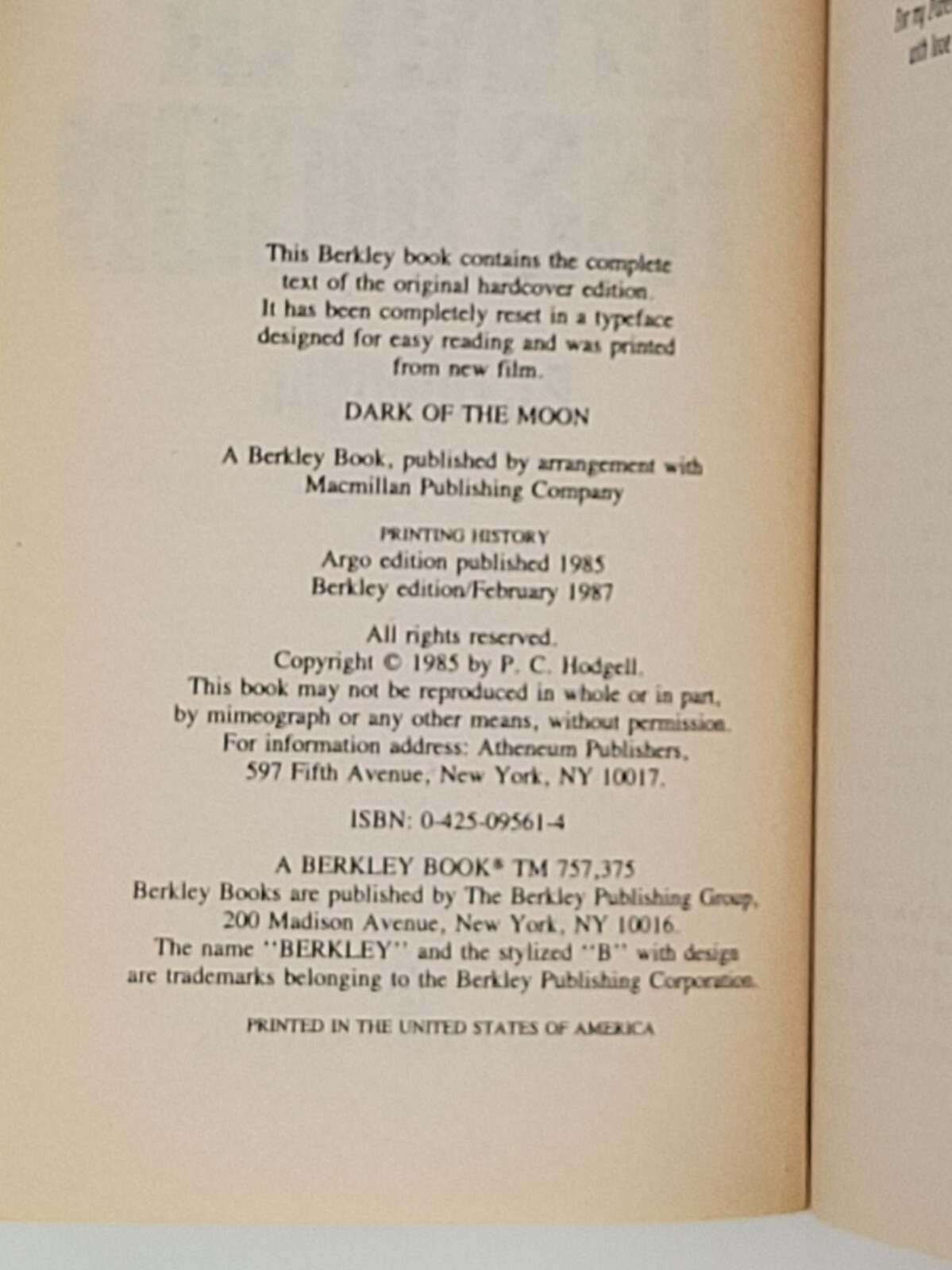 P. C. HODGELL SIGNED PAPERBACK 1ST – Dark of the Moon, Kencyrath, Book #2