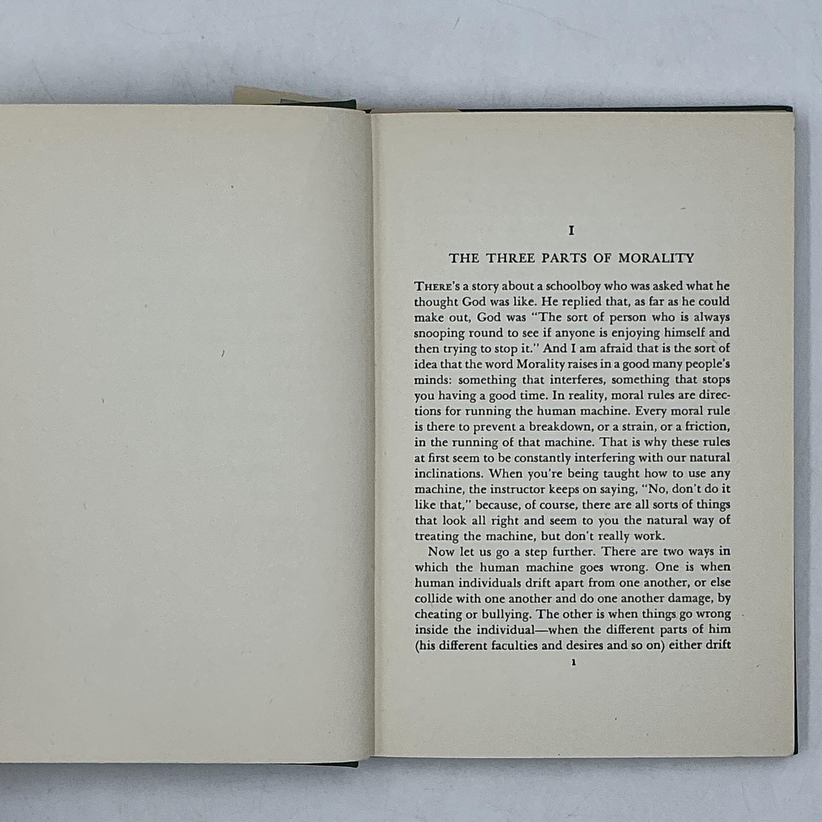 THE MACMILLAN COMPANY CHRISTIAN BEHAVIOUR C. S. LEWIS 1943 HARDCOVER GREEN