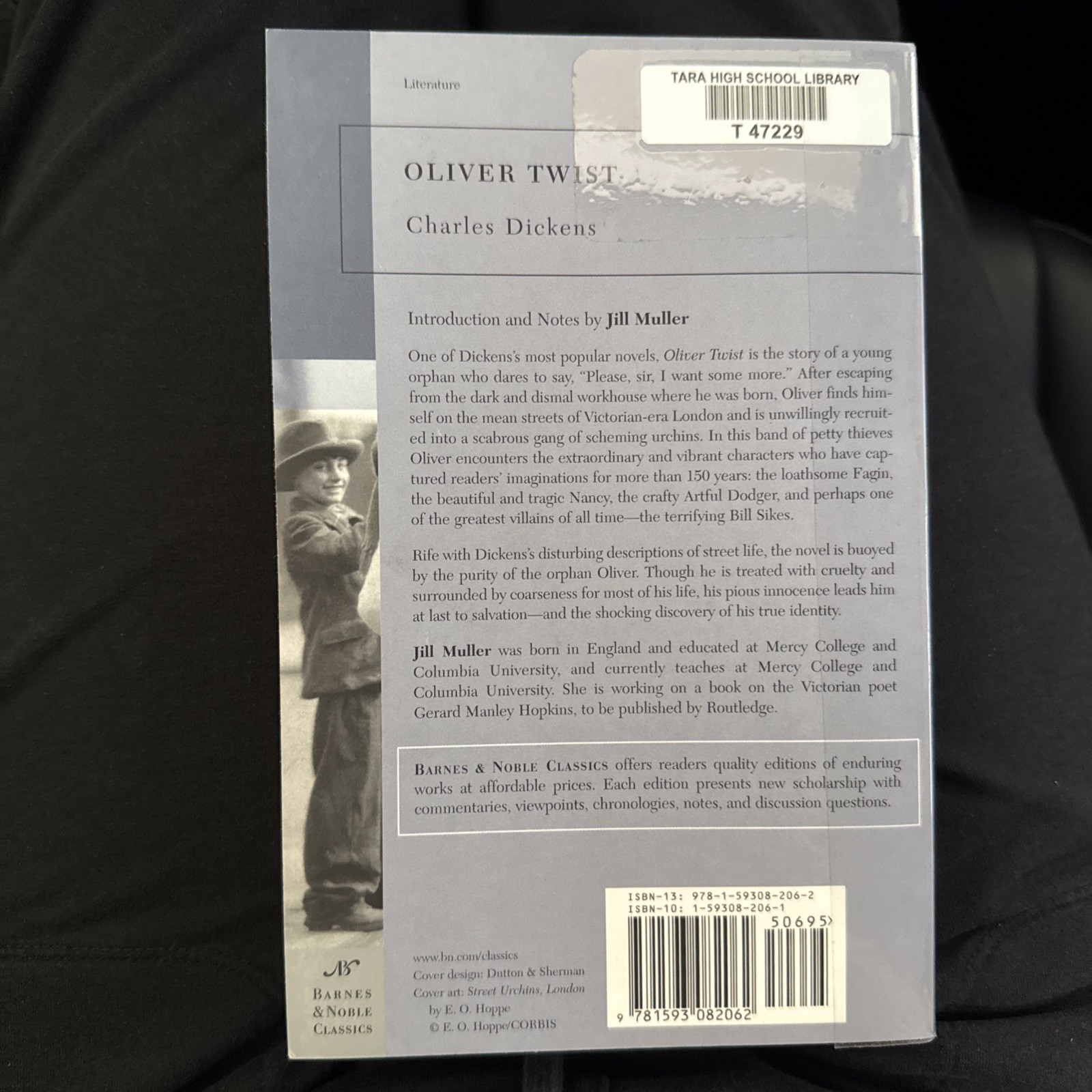 Oliver Twist by Charles Dickens (2004, Trade Paperback)