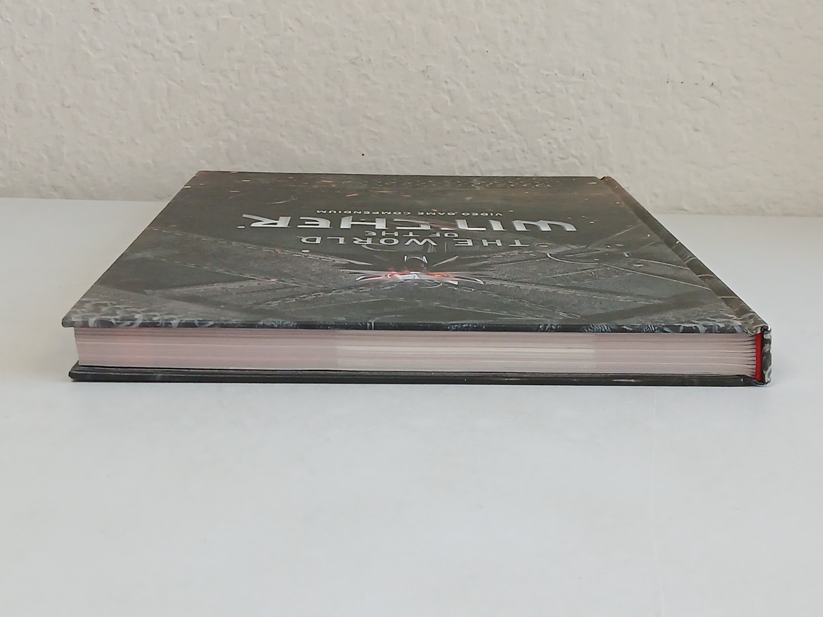 THE WORLD OF THE WITCHER Video Game Compendium Guide Dark Horse 2015 Preowned