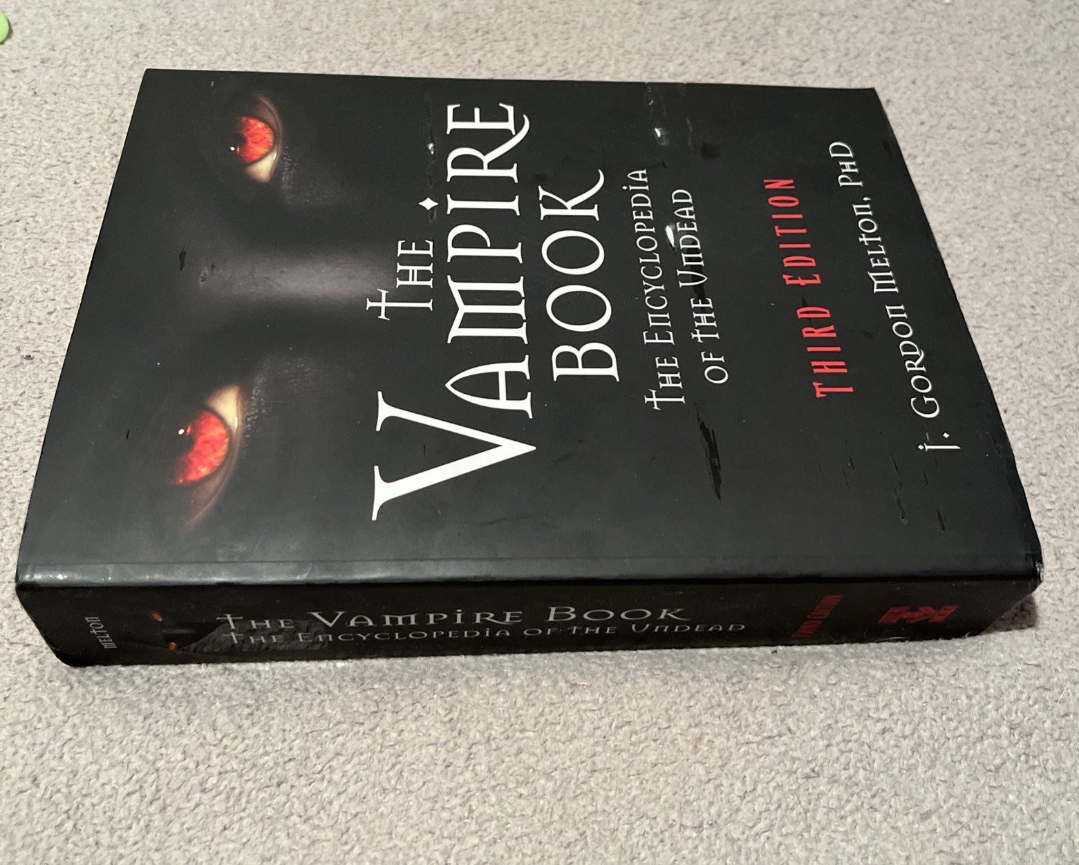 Vampire Book : The Encyclopedia of the Undead by J. Gordon Melton (2010,…
