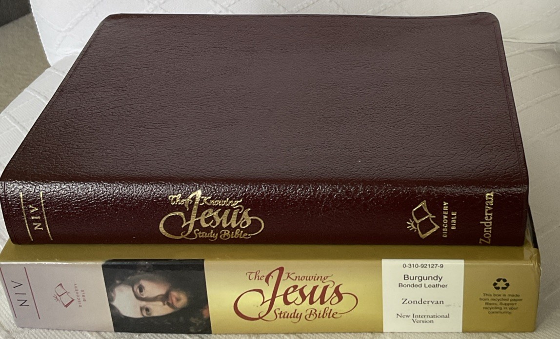 THE KNOWING JESUS STUDY BIBLE. NIB. Burgundy Leather. Free Shipping.
