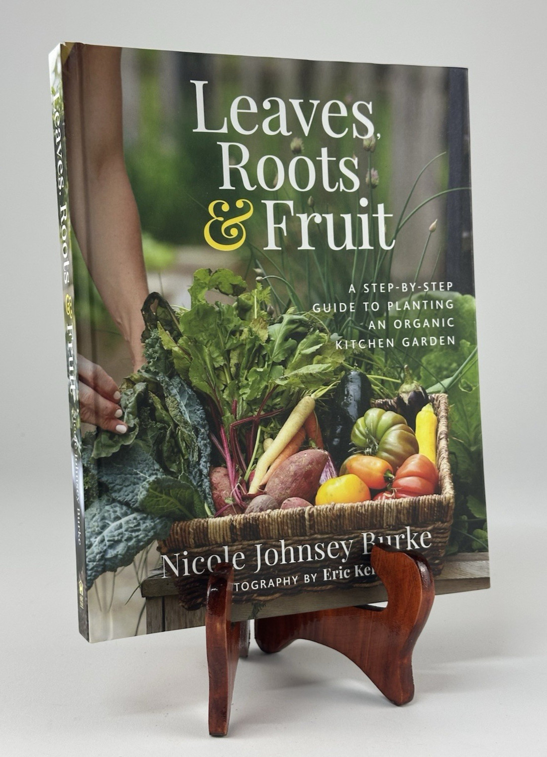 Leaves, Roots & Fruit : A Step-By-Step Guide to Planting an Organic Garden 2023