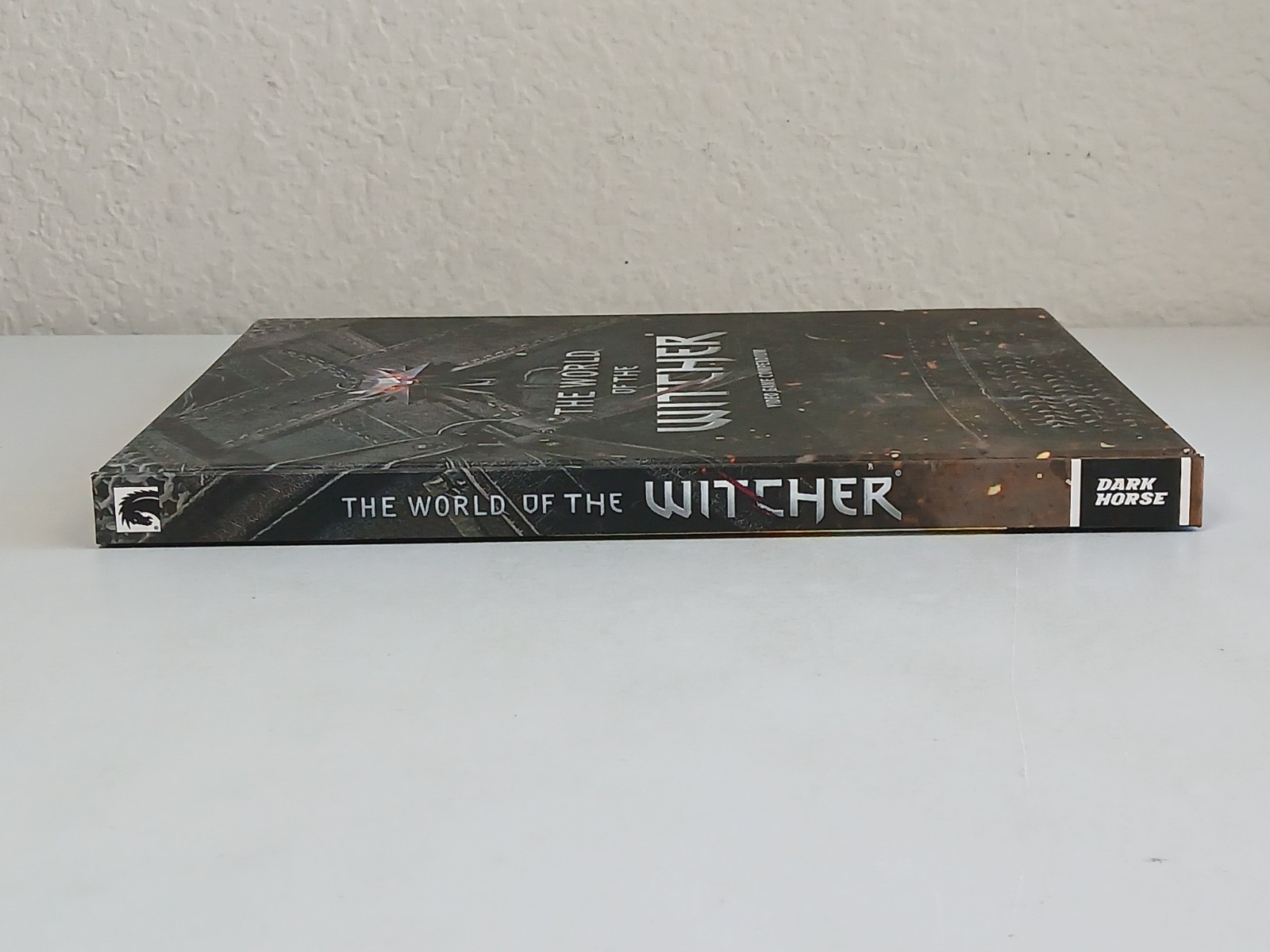 THE WORLD OF THE WITCHER Video Game Compendium Guide Dark Horse 2015 Preowned