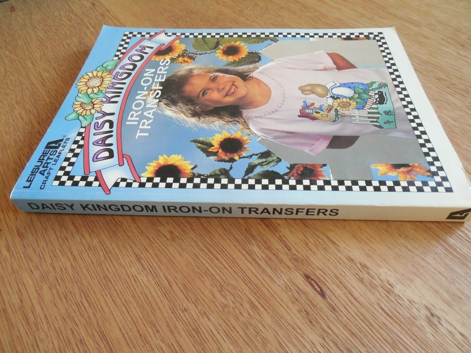 NEW! Leisure Arts „Daisy Kingdom“ Book of Iron-On Transfers: Holidays*Bears*More