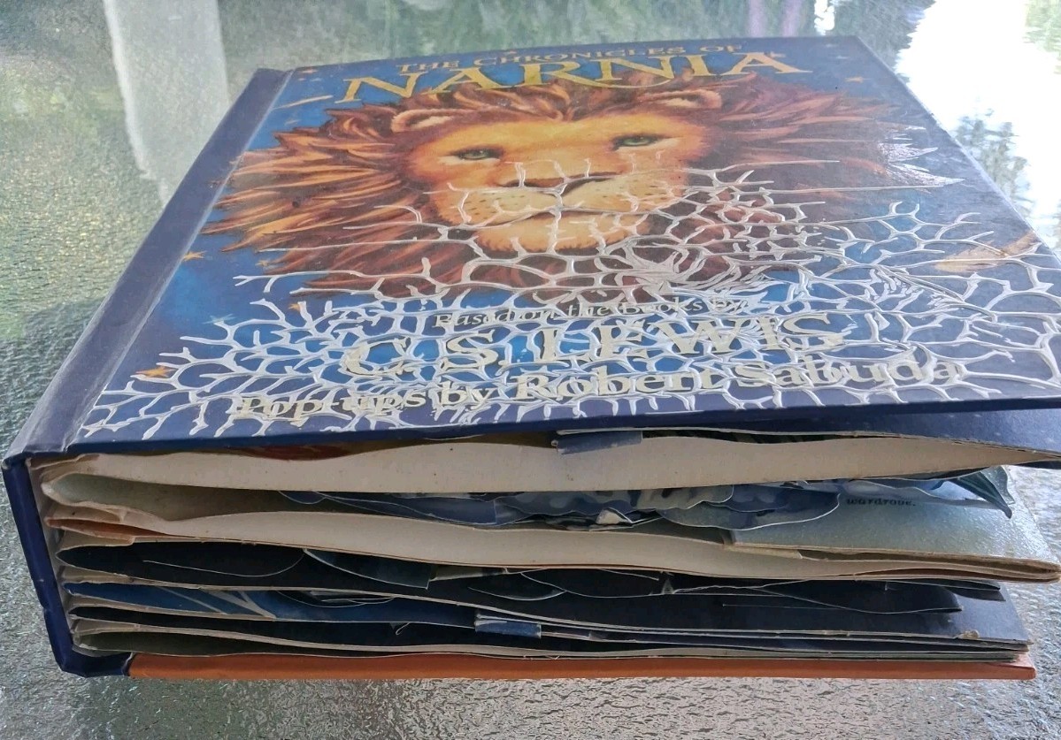 Chronicles of Narnia Pop-Up Book 2007 Hardcover Based on C.S. Lewis Fantasy Kids