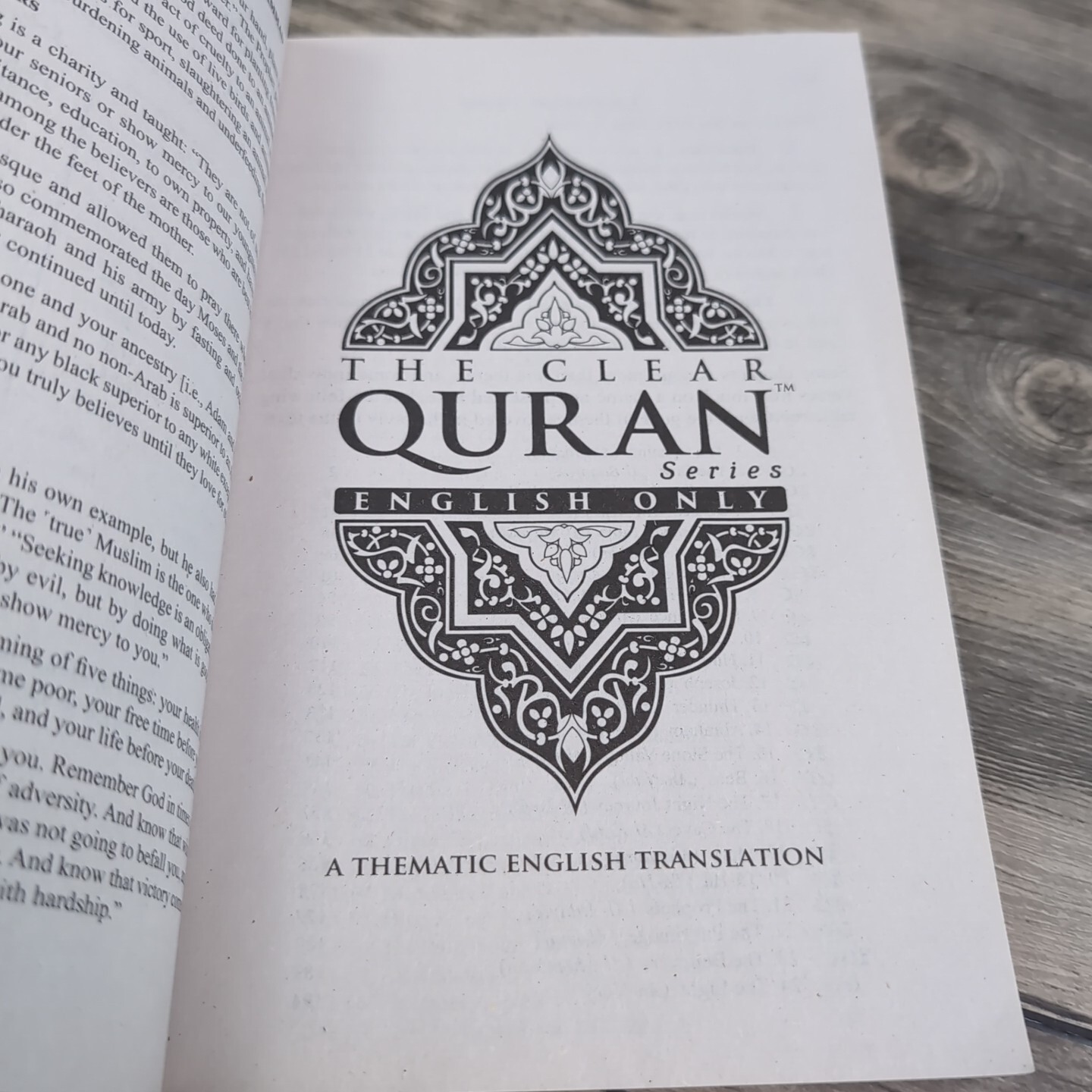 The Clear Quran : A Thematic English Translation of the Message Paperback Book