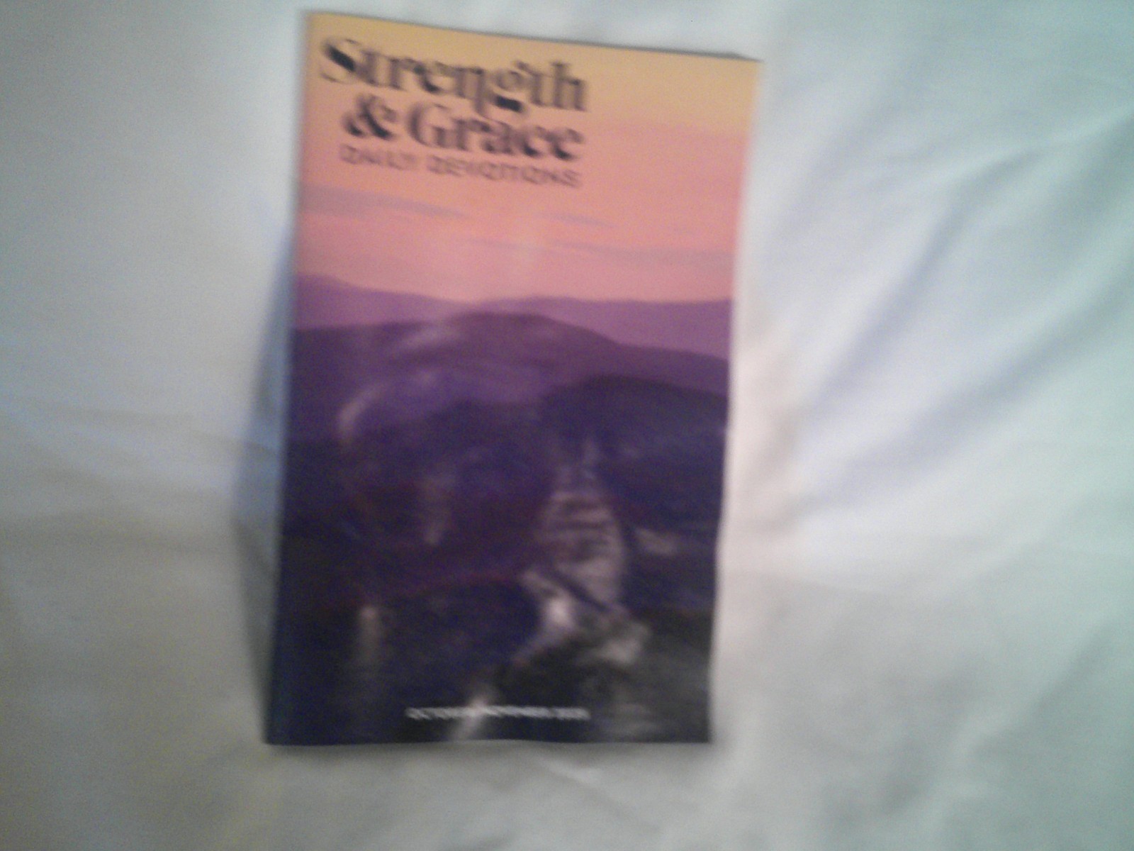 october/november 2025 „Strength And Grace“ Daily Devotions Booklet By Guidepost