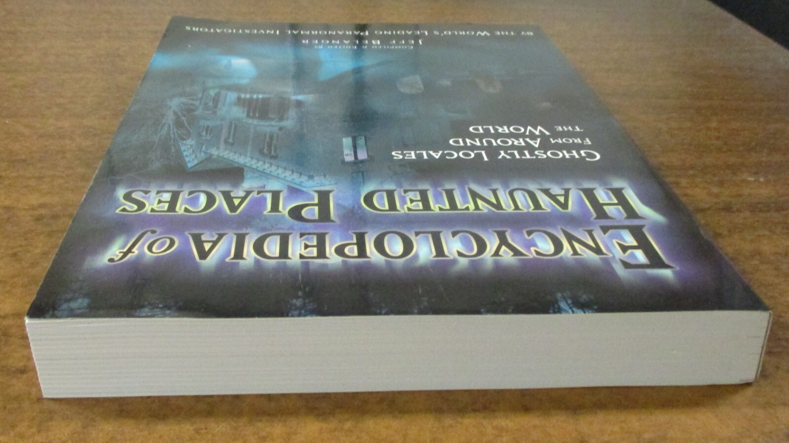 „Encyclopedia of Haunted Places“ Ghostly Locales -Trade Paperback (2005)