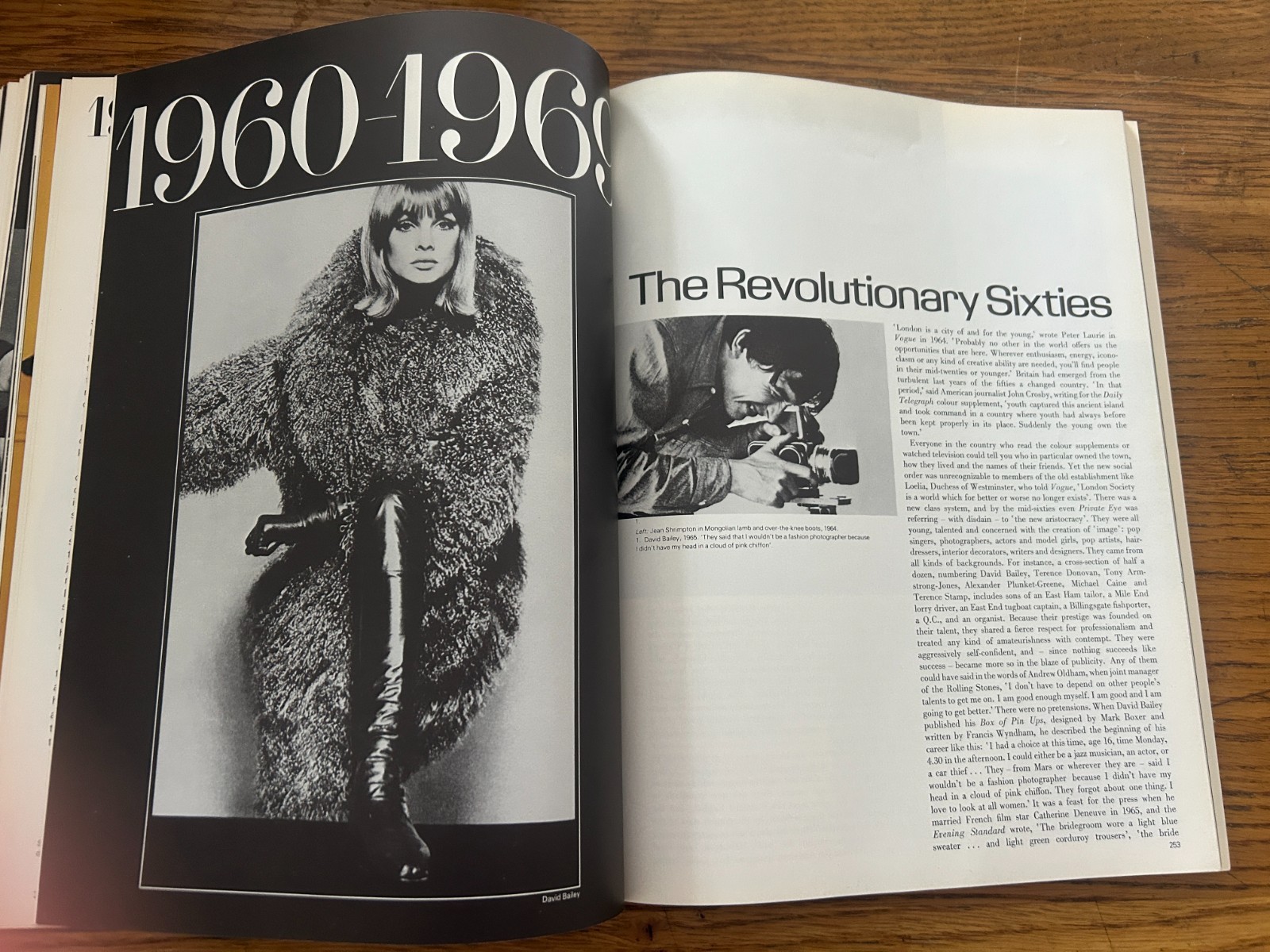 IN VOGUE- Sixty years of British Vogue – PENGUIN TPB (UK) 1978 344 Pages
