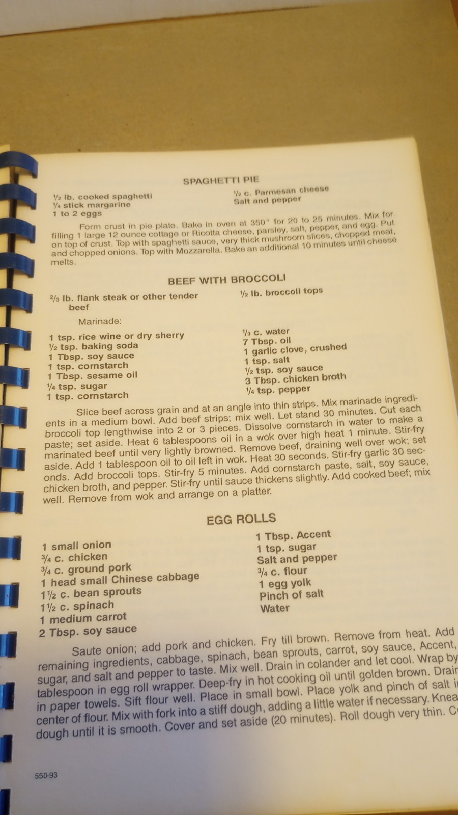 1993 „Sunday Dinner at Grandmom’s“ Cookbook by Christel Ellis – 112+ Pages
