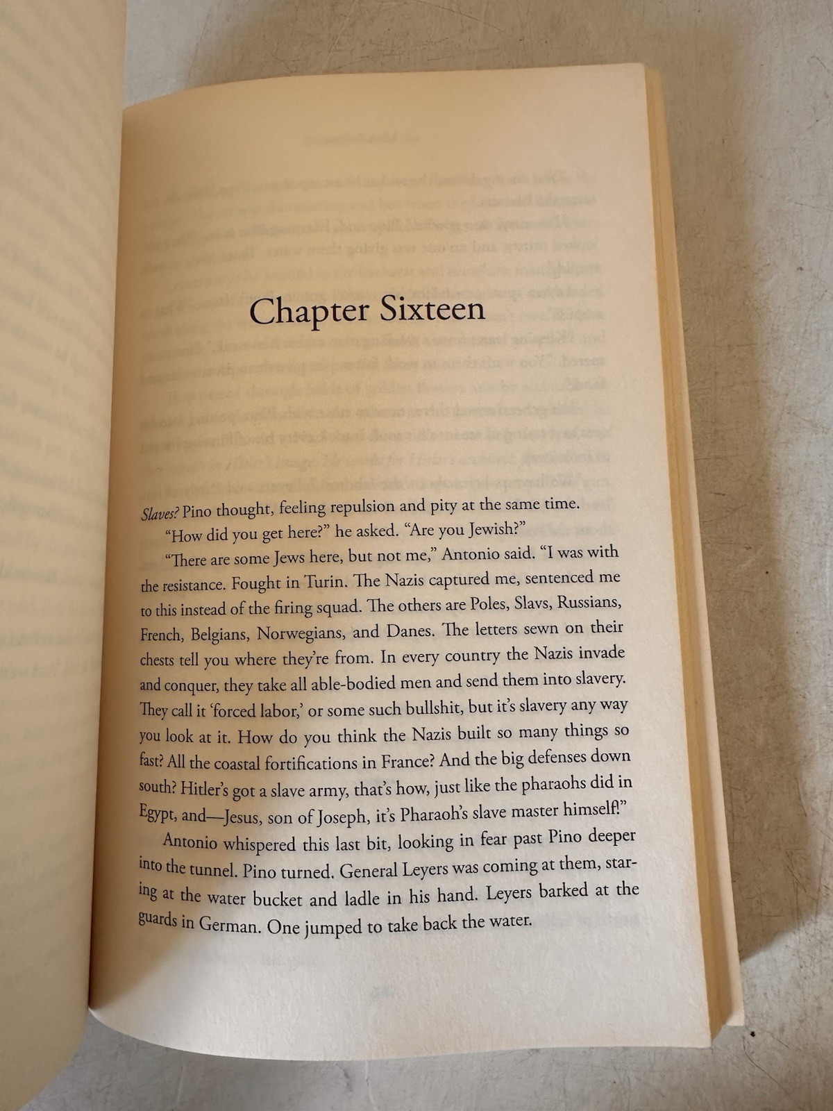 Beneath a Scarlet Sky : A Novel by Mark Sullivan 2017, Trade Paperback