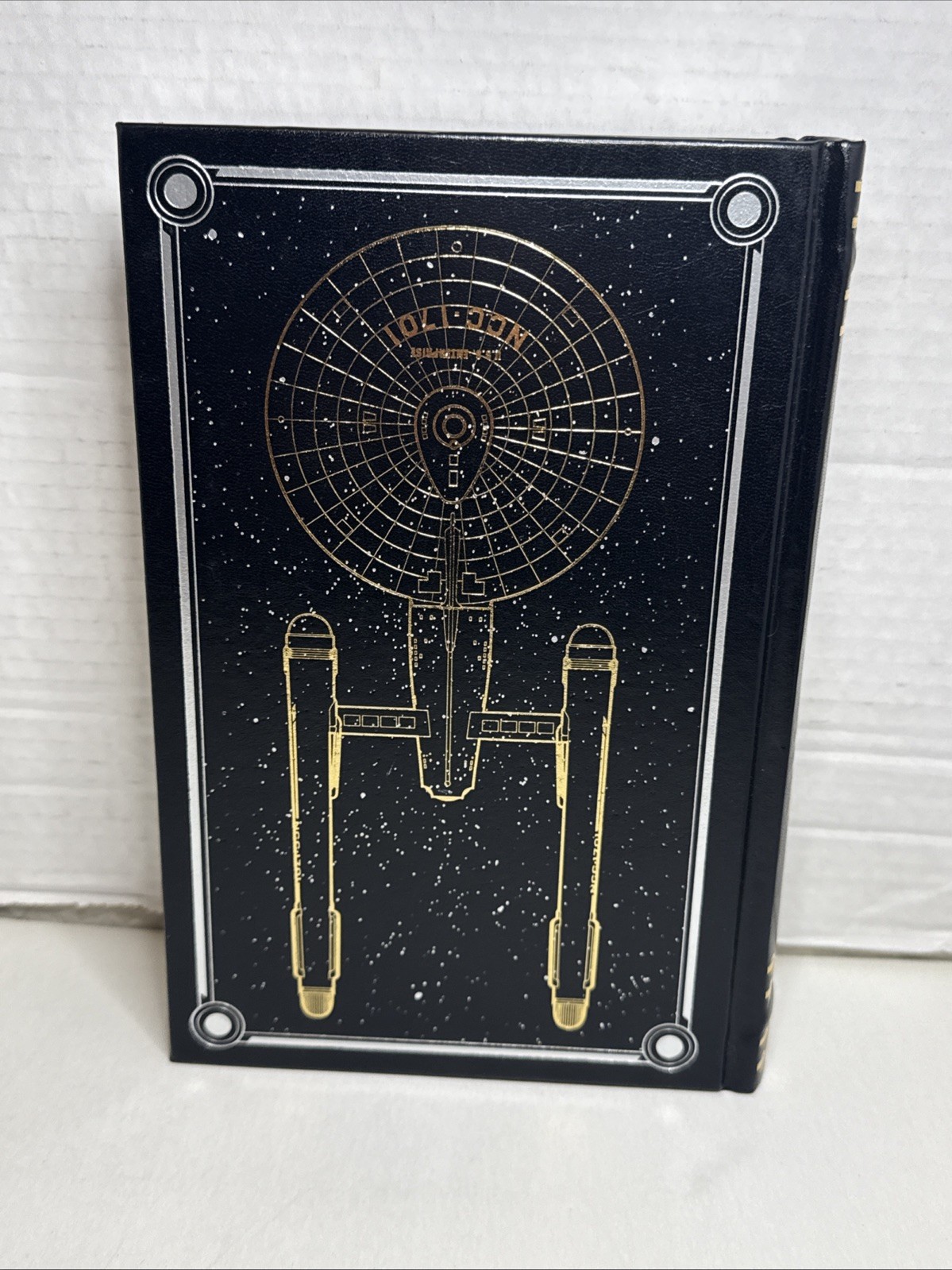 STAR TREK: THE CLASSIC EPISODES HARDCOVER – By Del Ray – 2016 – LIKE NEW