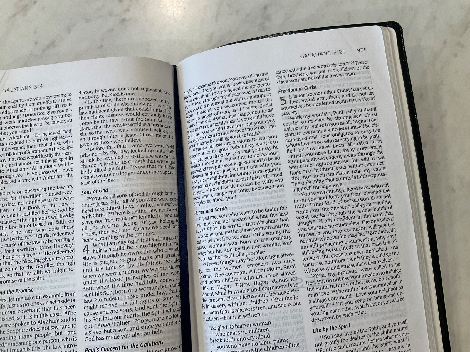 NIV Thinline Bible 2005 Navy Blue Bonded Leather Text 1984