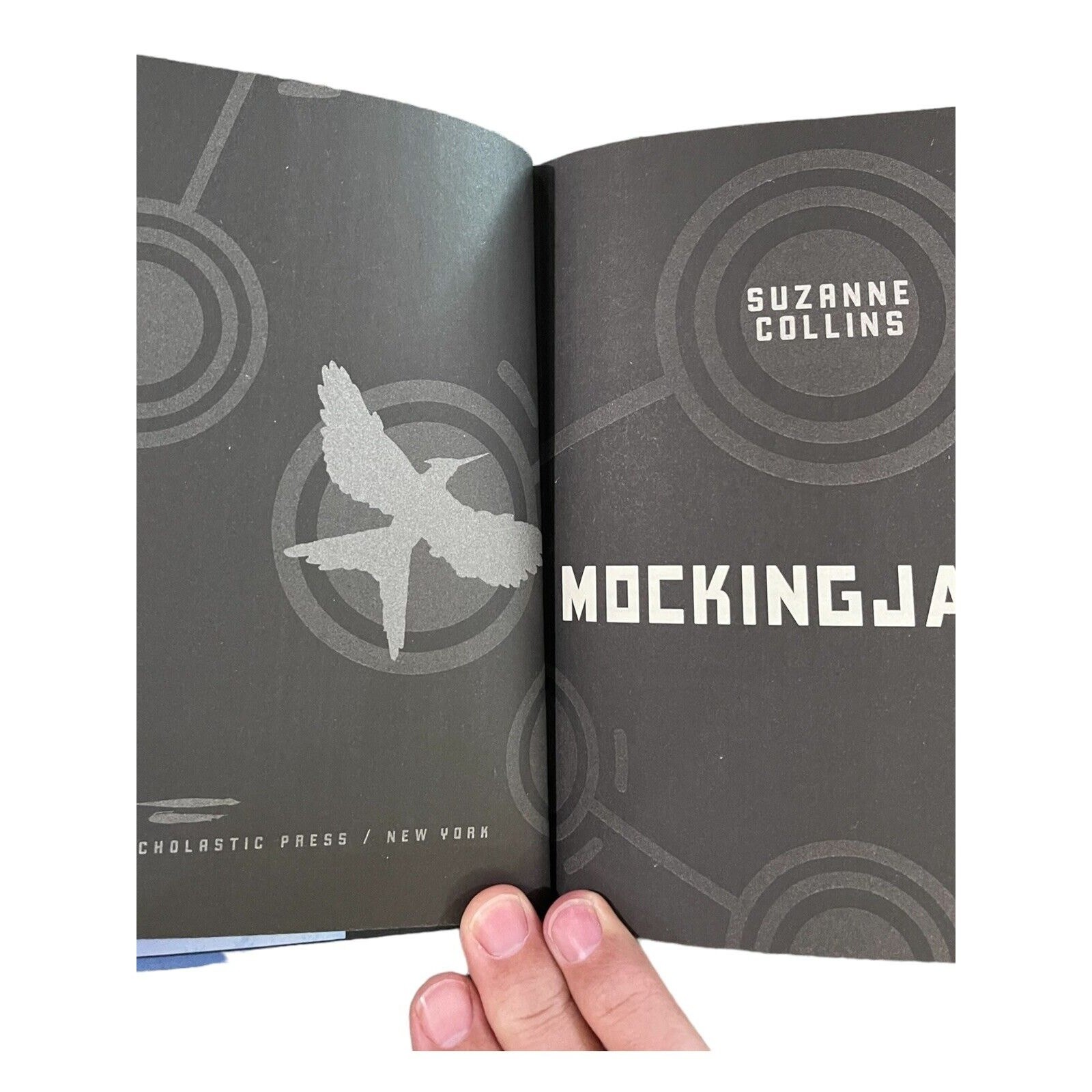 The Hunger Games Ser.: Mockingjay (Hunger Games, Book Three) by Suzanne Collins