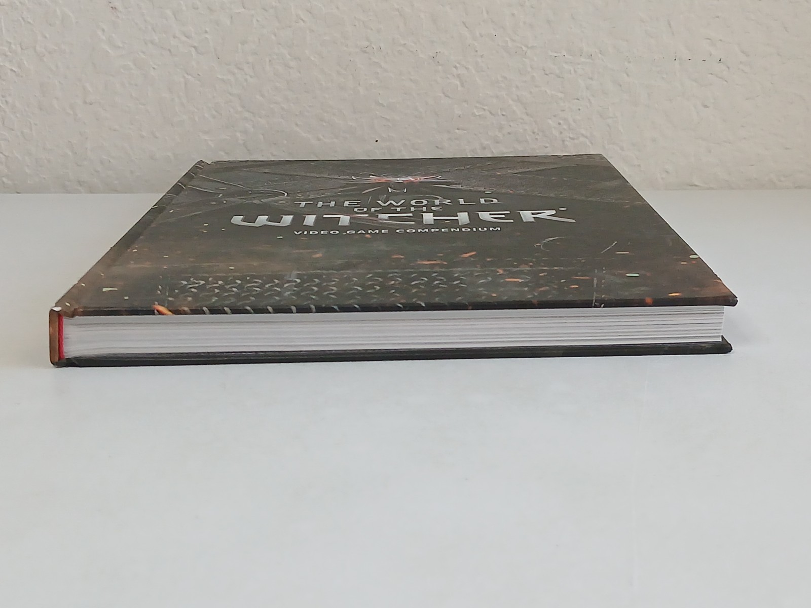 THE WORLD OF THE WITCHER Video Game Compendium Guide Dark Horse 2015 Preowned