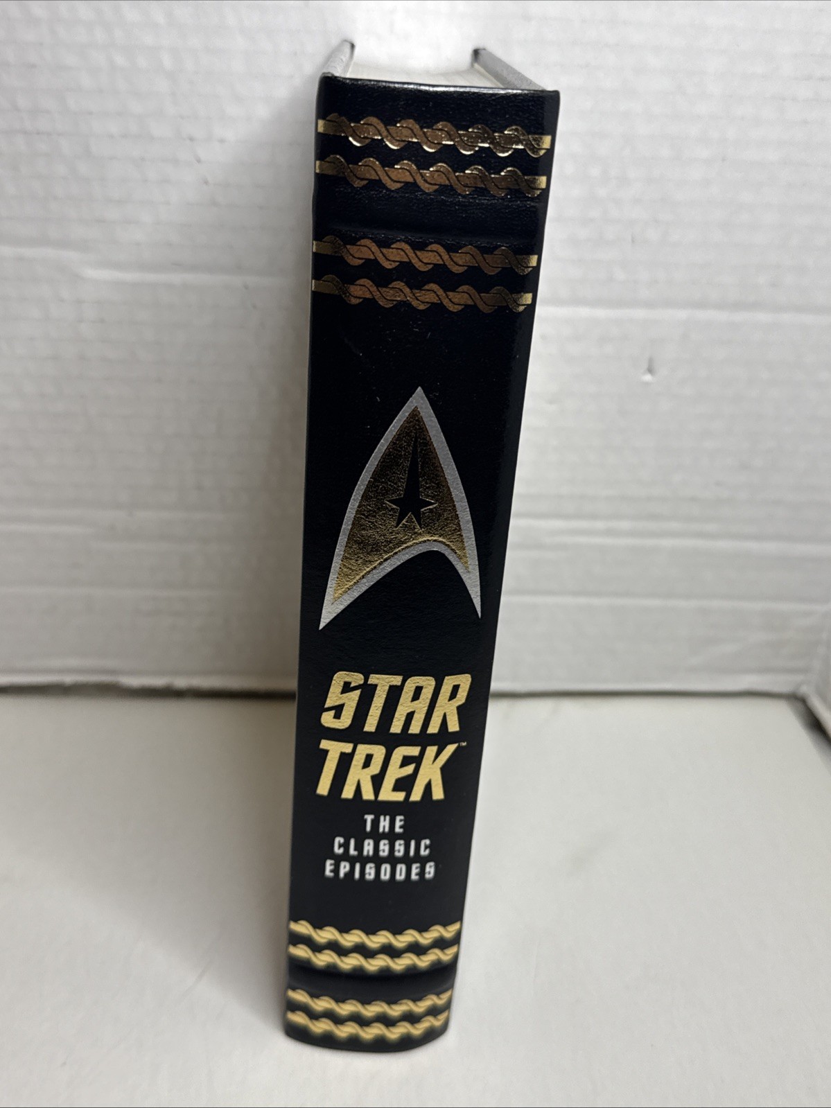 STAR TREK: THE CLASSIC EPISODES HARDCOVER – By Del Ray – 2016 – LIKE NEW
