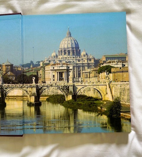 Book The Papacy by Paul Johnson 1997 Printed in Italy 10.5 x 11.5 x 1 in read