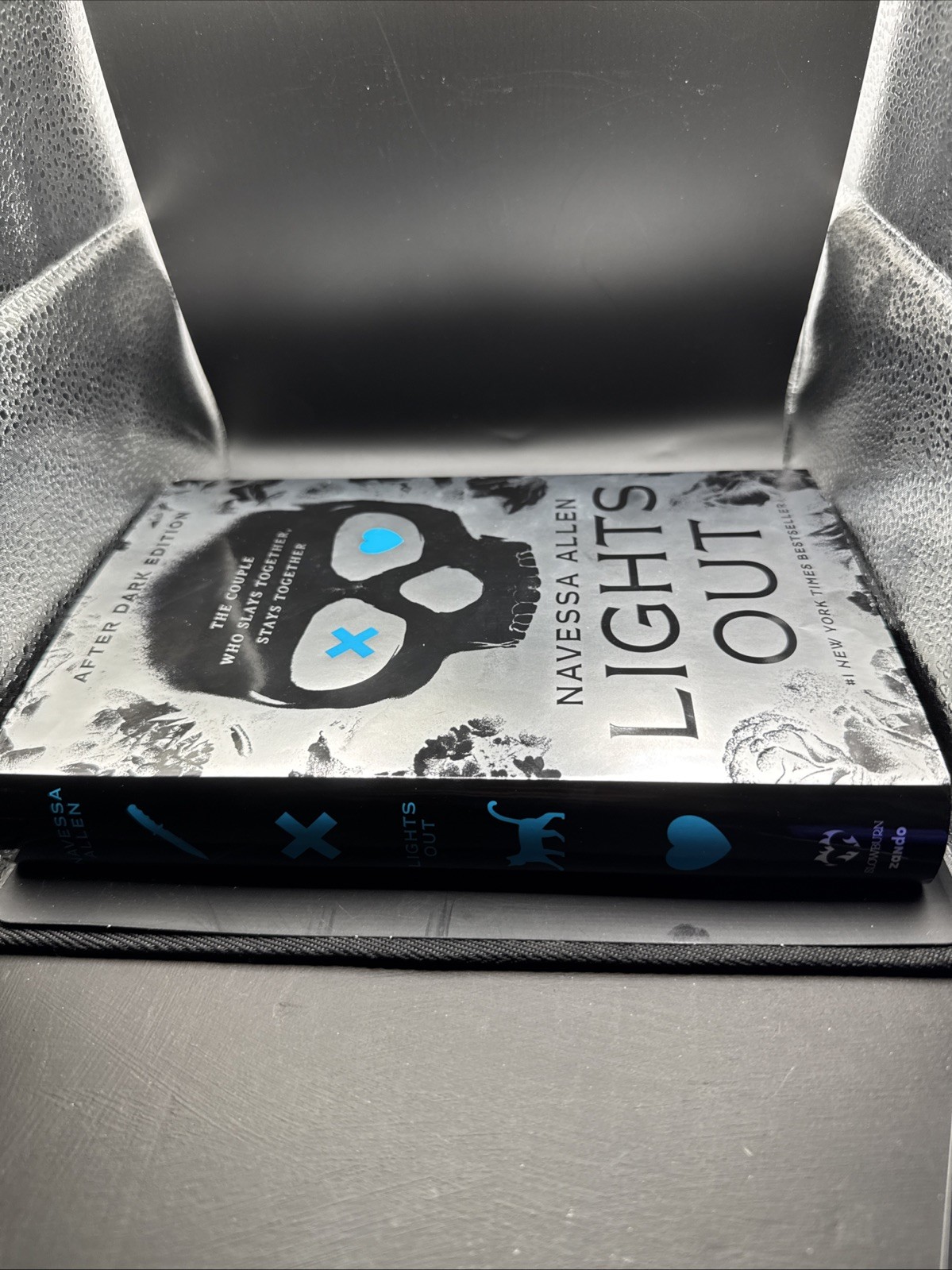 Lights Out Collector’s Edition : An into Darkness Novel by Navessa Allen (2025,