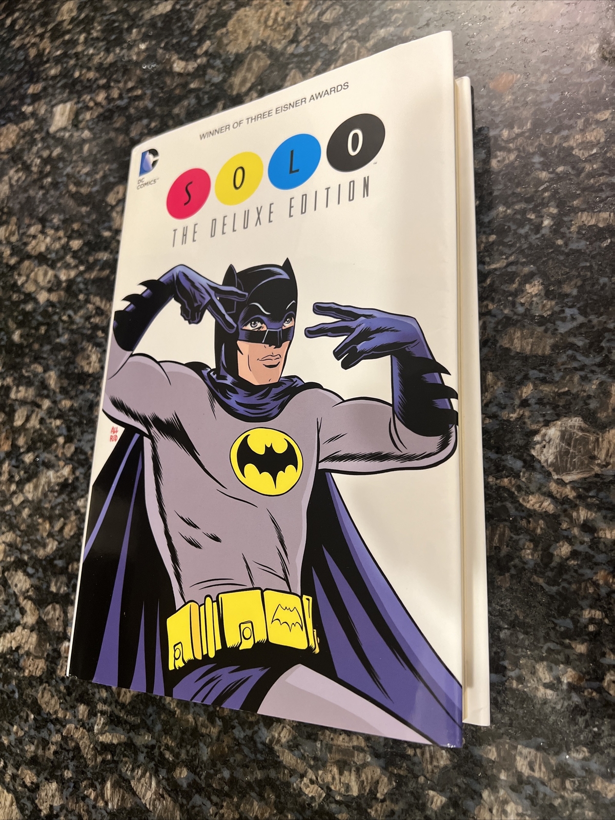 SOLO : DELUXE EDITION – Jeph Loeb – Hardcover -Batman cover Ex-Library