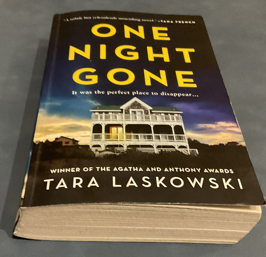 One Night Gone : A Novel by Tara Laskowski (2022, Mass Market)