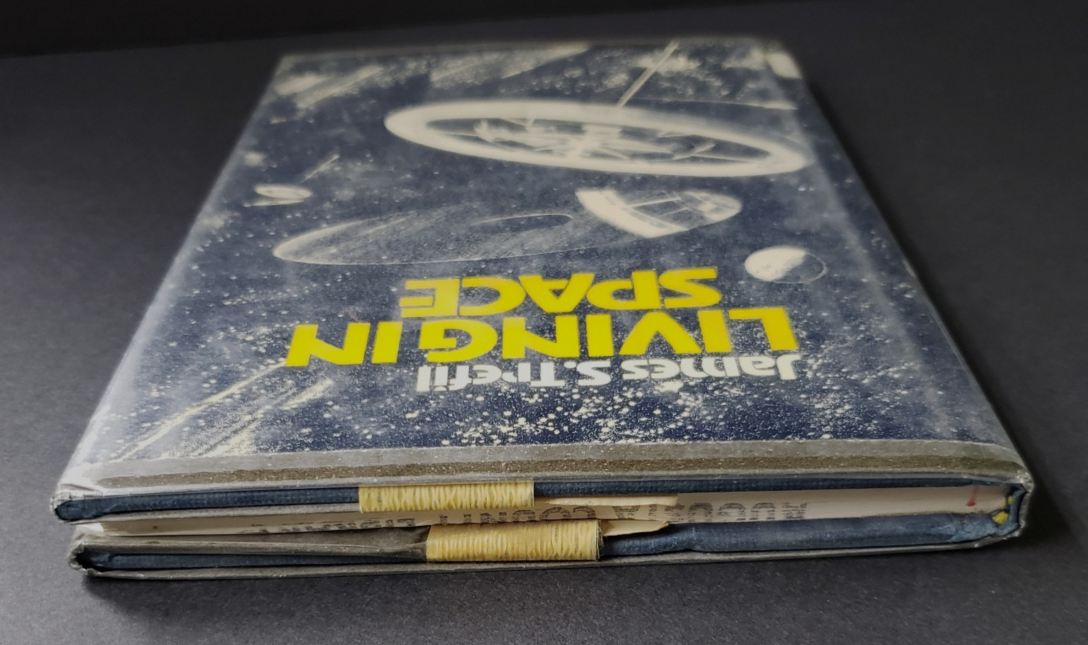 Living In Space – Hardback Book By James S. Trefil – Vintage 1981 – Colonization