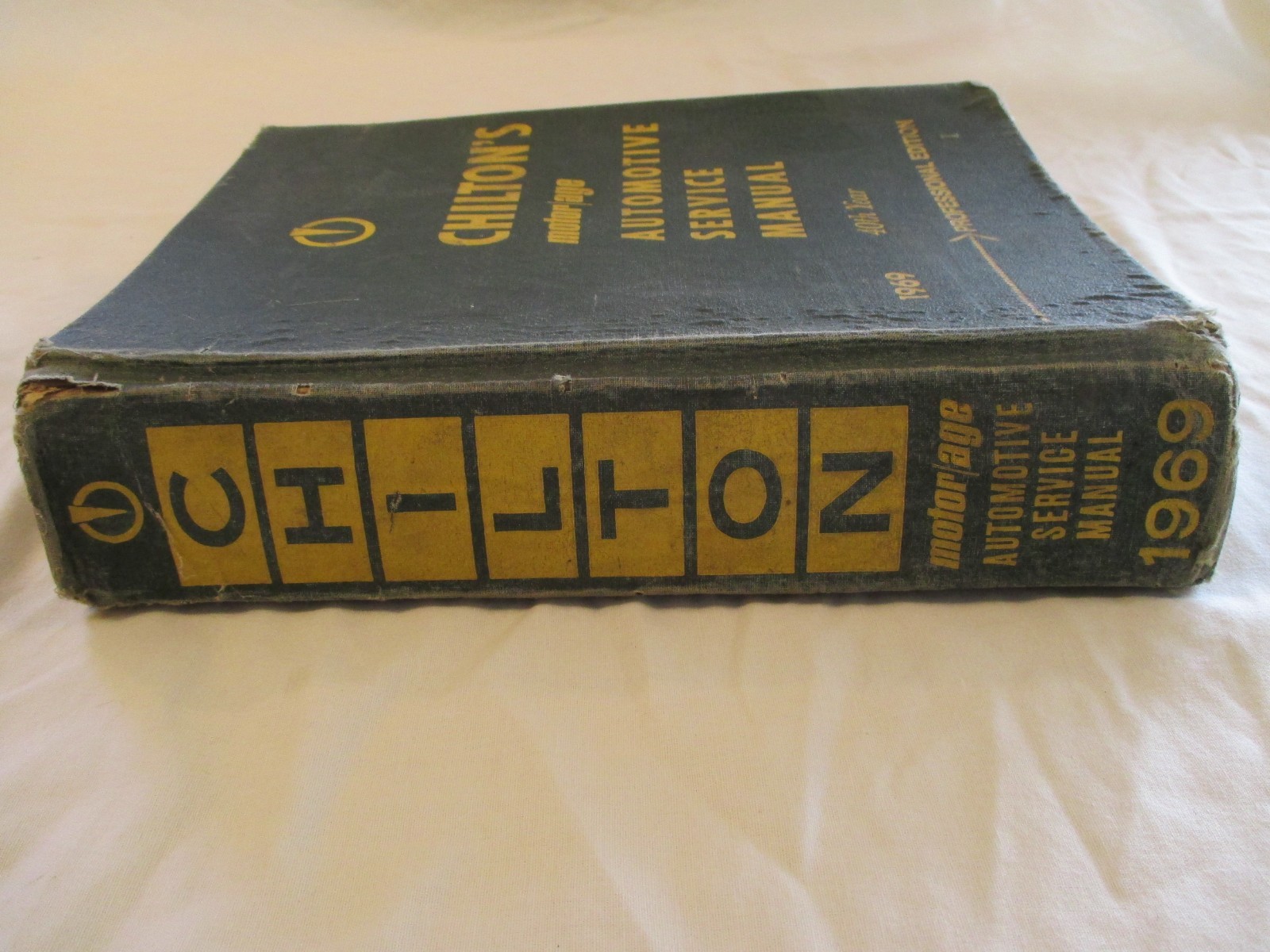 Vintage Chilton 1969 Motor Age Auto Repair Manual Hard Cover. Pro. Edition