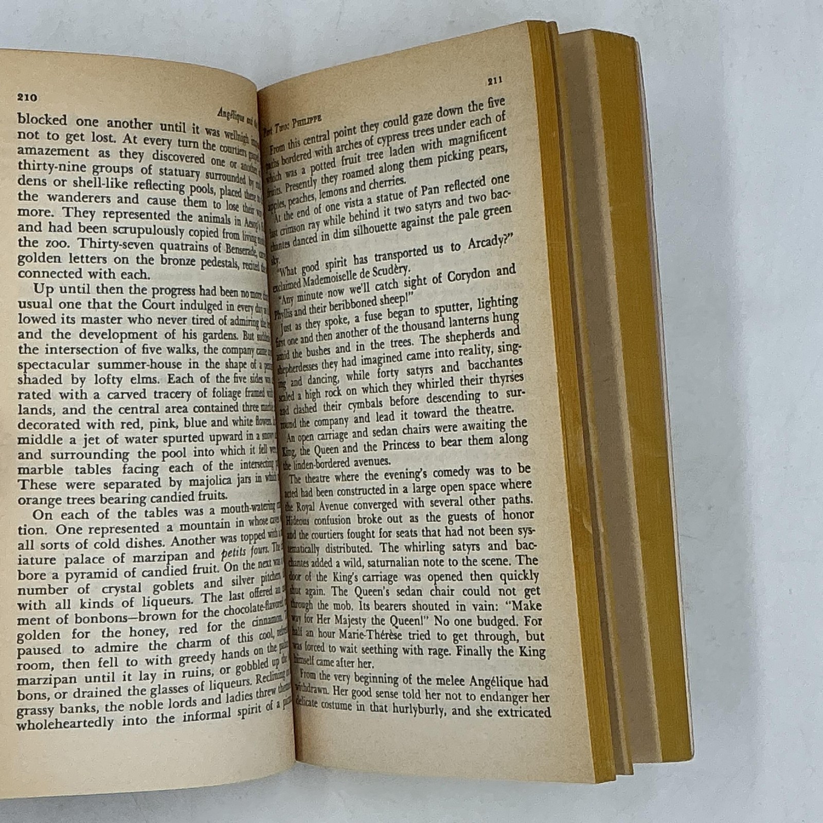 Vintage Angelique And The King Sergeanne Golon Bantam Cream PB 1961 USA