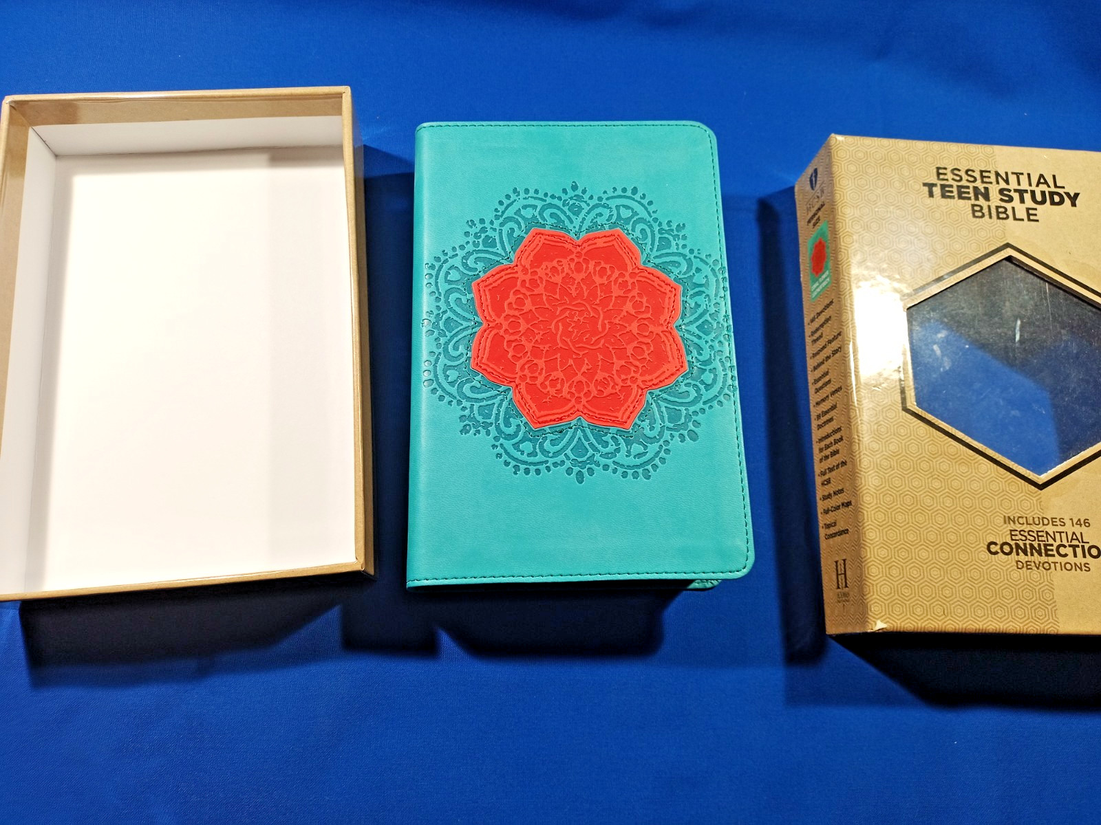 HCSB Essential Teen Study Bible Coral Flower Blue