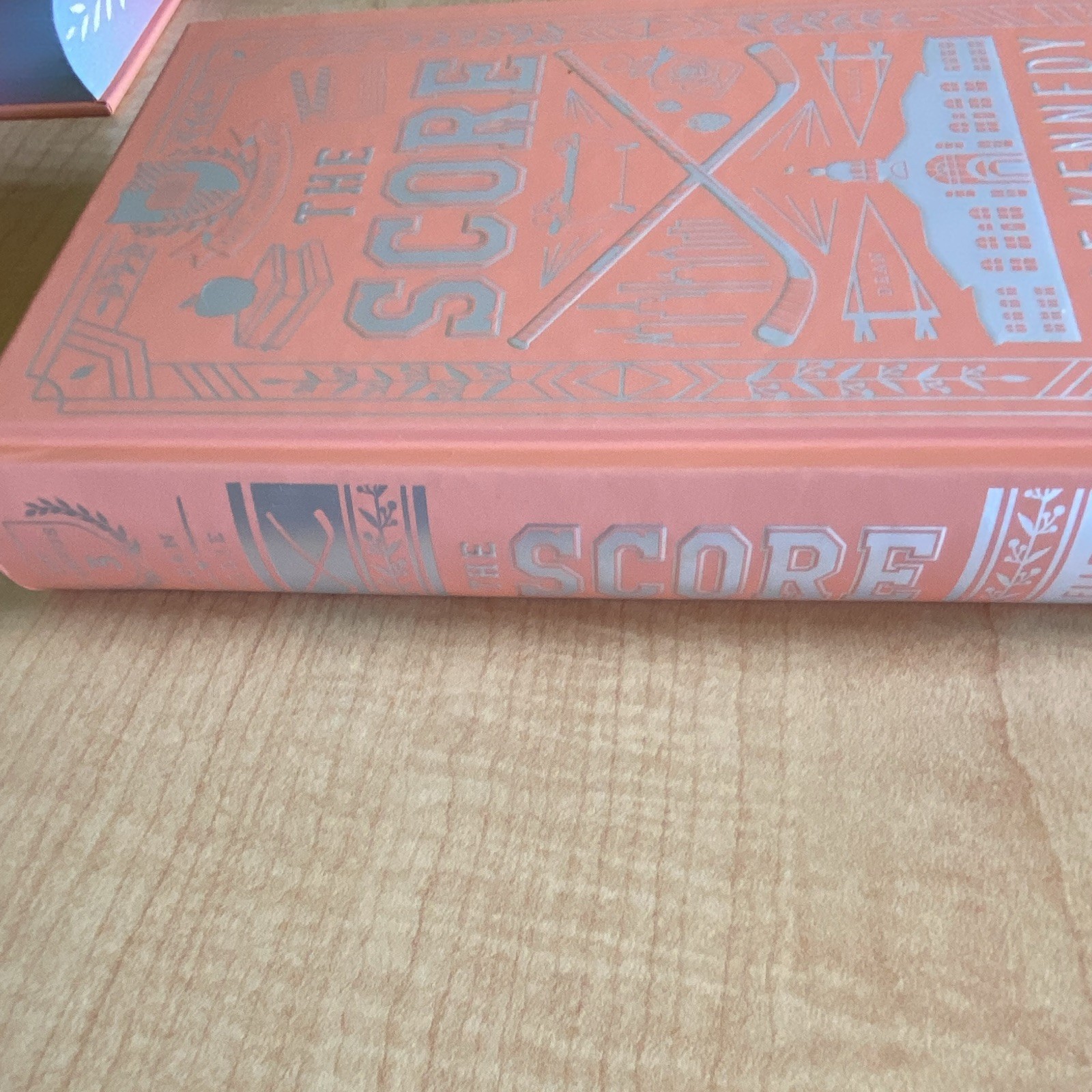 The Score (Off-Campus) by Elle Kennedy, Bloom Books, YA Romance Novel, HC