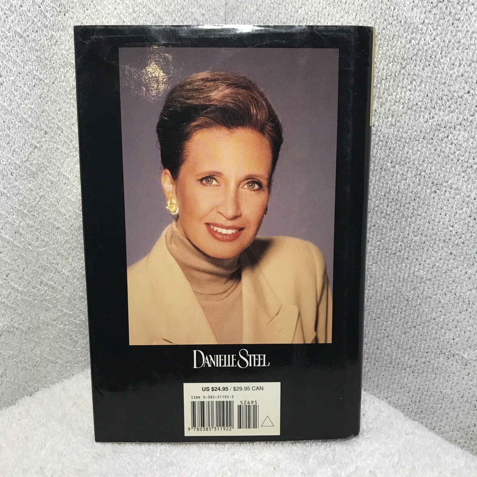 Lightning Danielle Steel Hardback with Sleeve Book Delacorte Press 396 pages