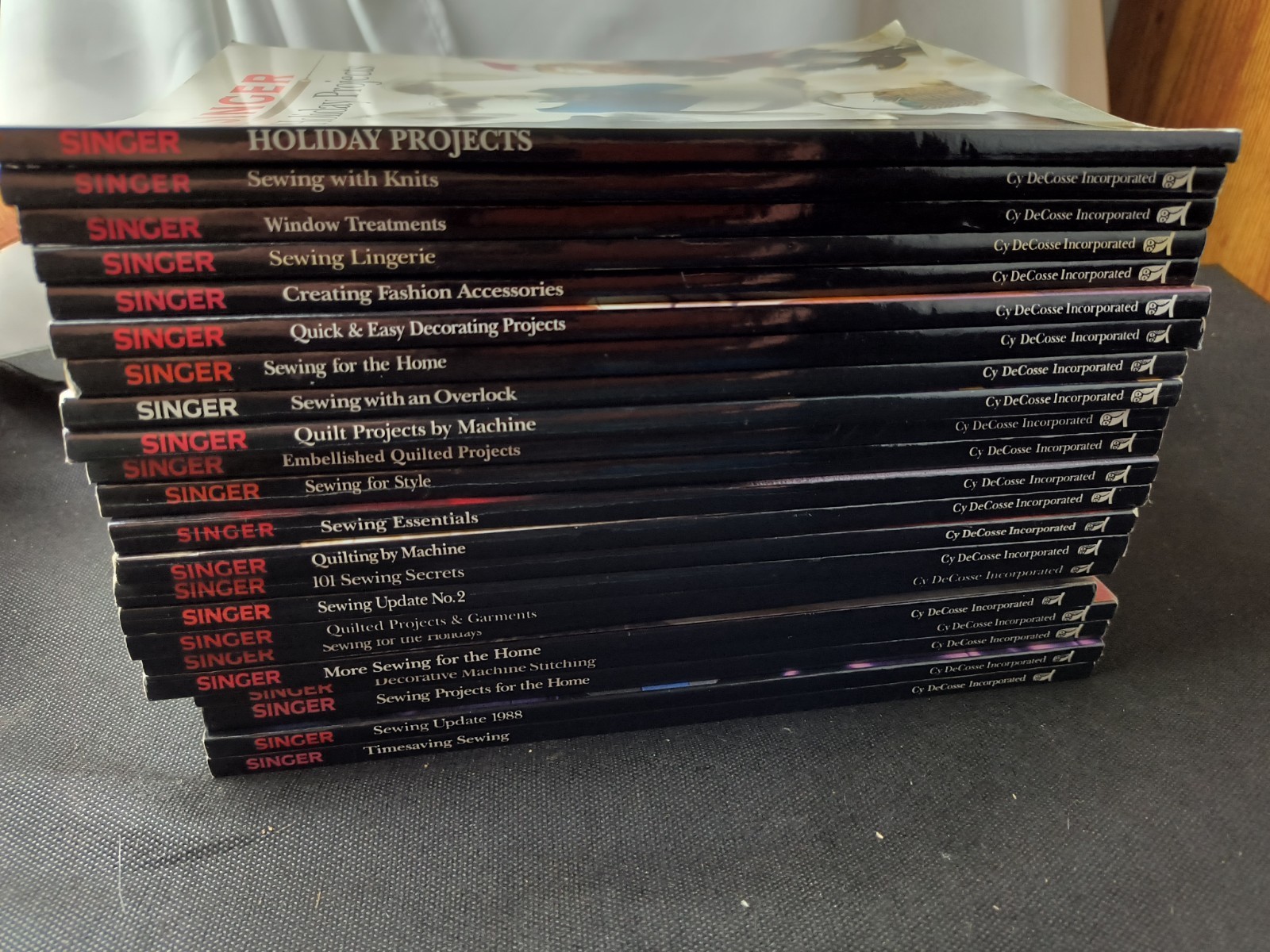 Lot of 22 SINGER SEWING REFERENCE LIBRARY Books/ Magazines Lot