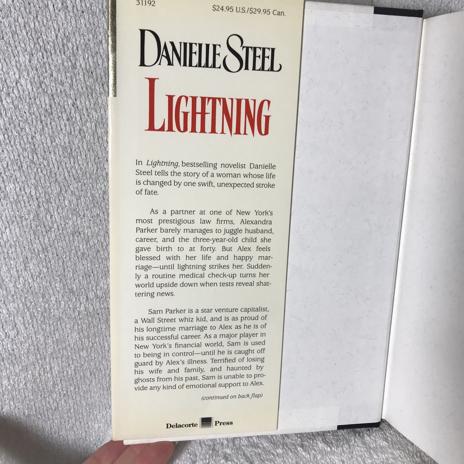 Lightning Danielle Steel Hardback with Sleeve Book Delacorte Press 396 pages