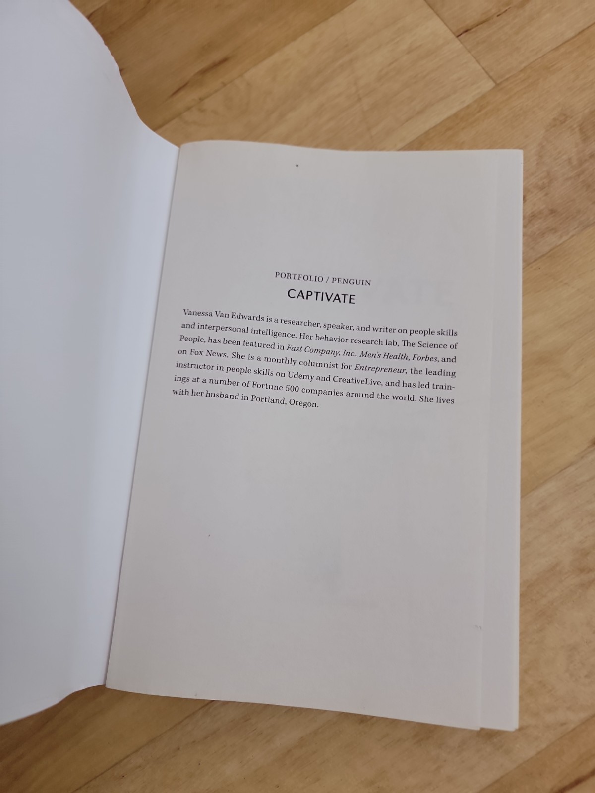 Captivate by Vanessa Van Edwards Trade Paperback Communication & Social Skills