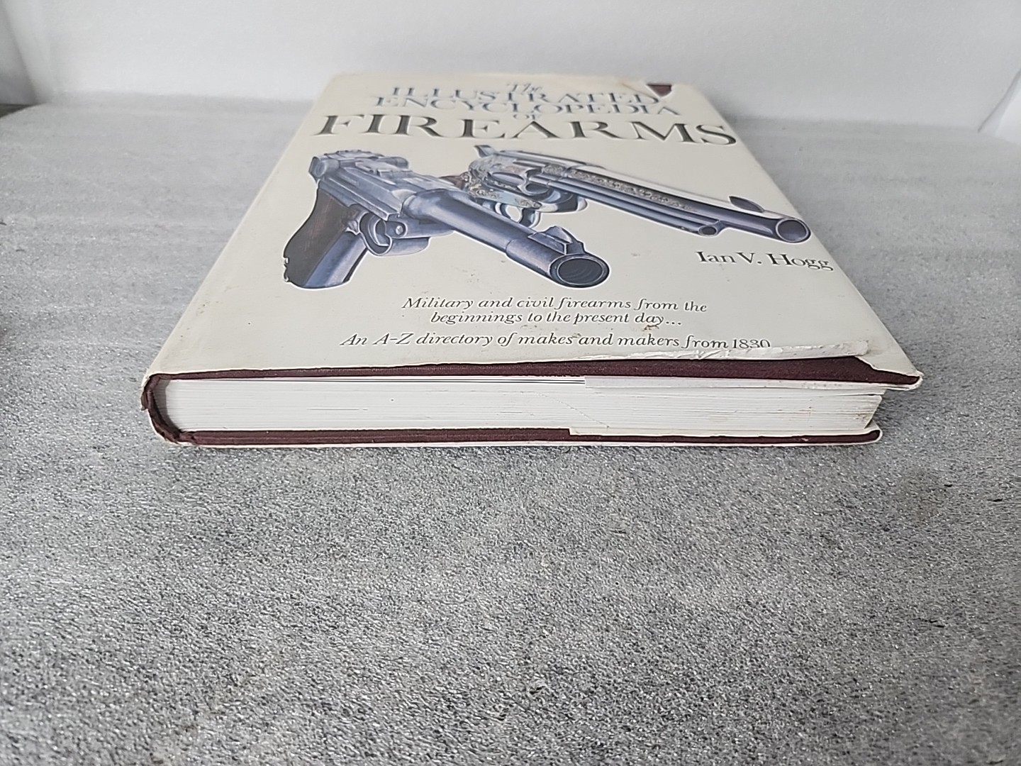 The Illustrated Encyclopedia of Firearms Ian V Hogg 1978