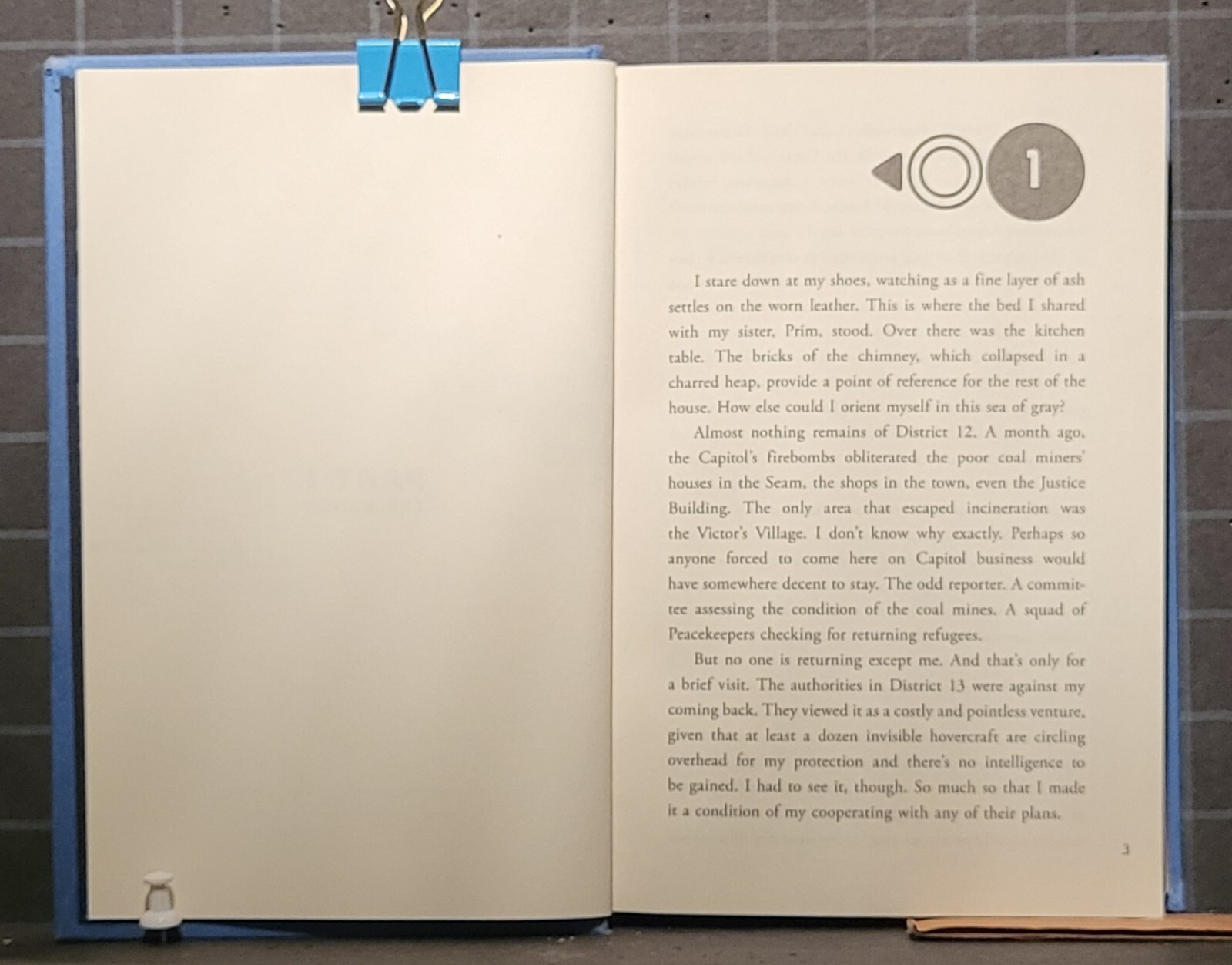 The Hunger Games Ser.: Mockingjay: Book Three by Suzanne Collins 775