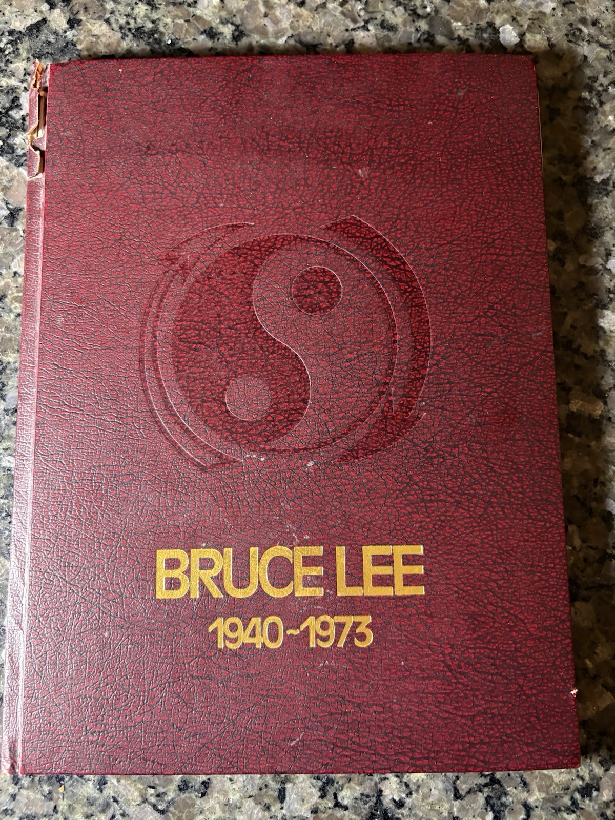 BRUCE LEE 1940-1973 – Circa 1974. READ DESCRIPTION ABOUT BONUS PAGES (ERRORS)!!