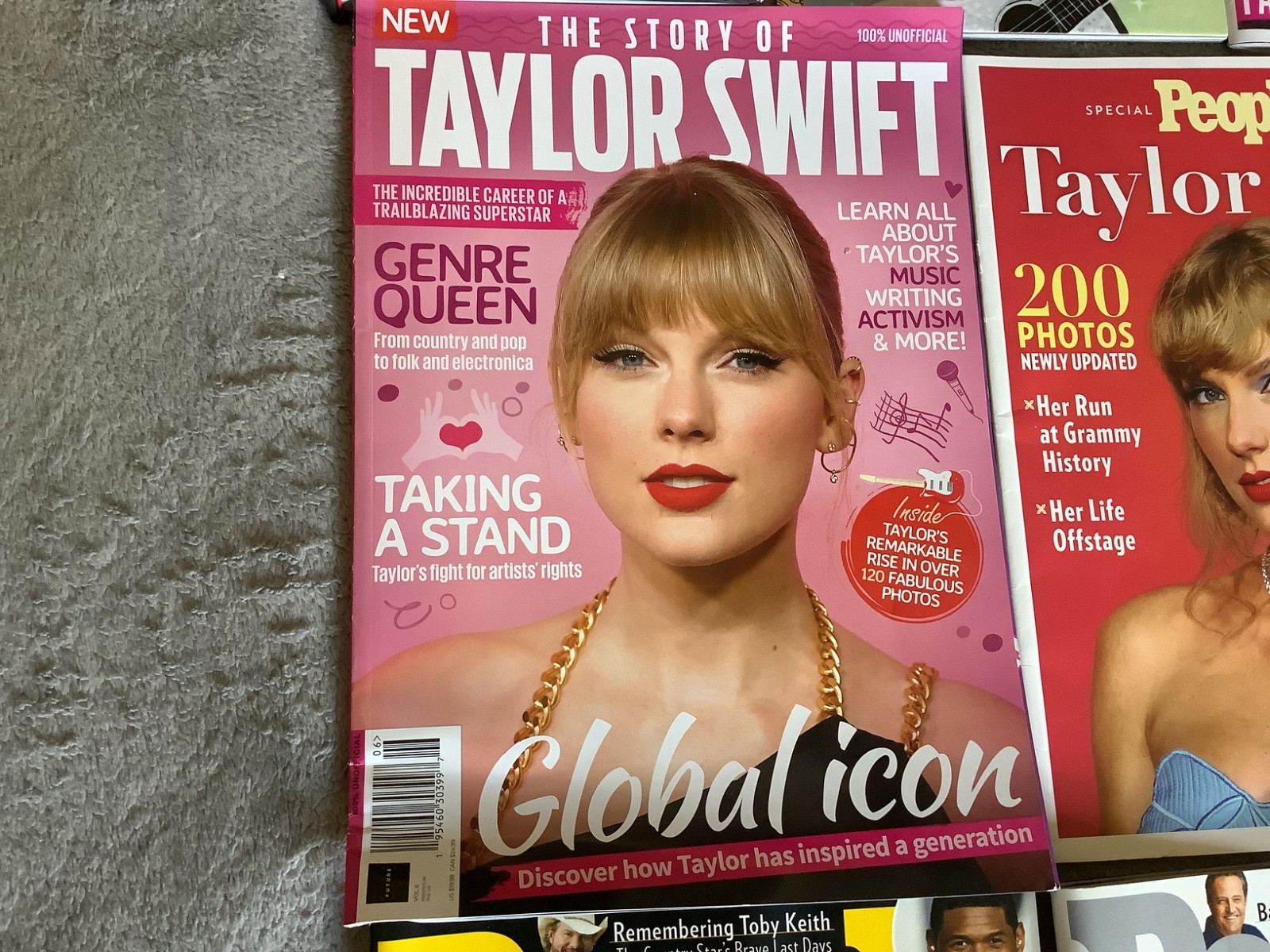 Lot of 12 Taylor Swift Magazines & Books – People, Media Digest, Taylor Verse