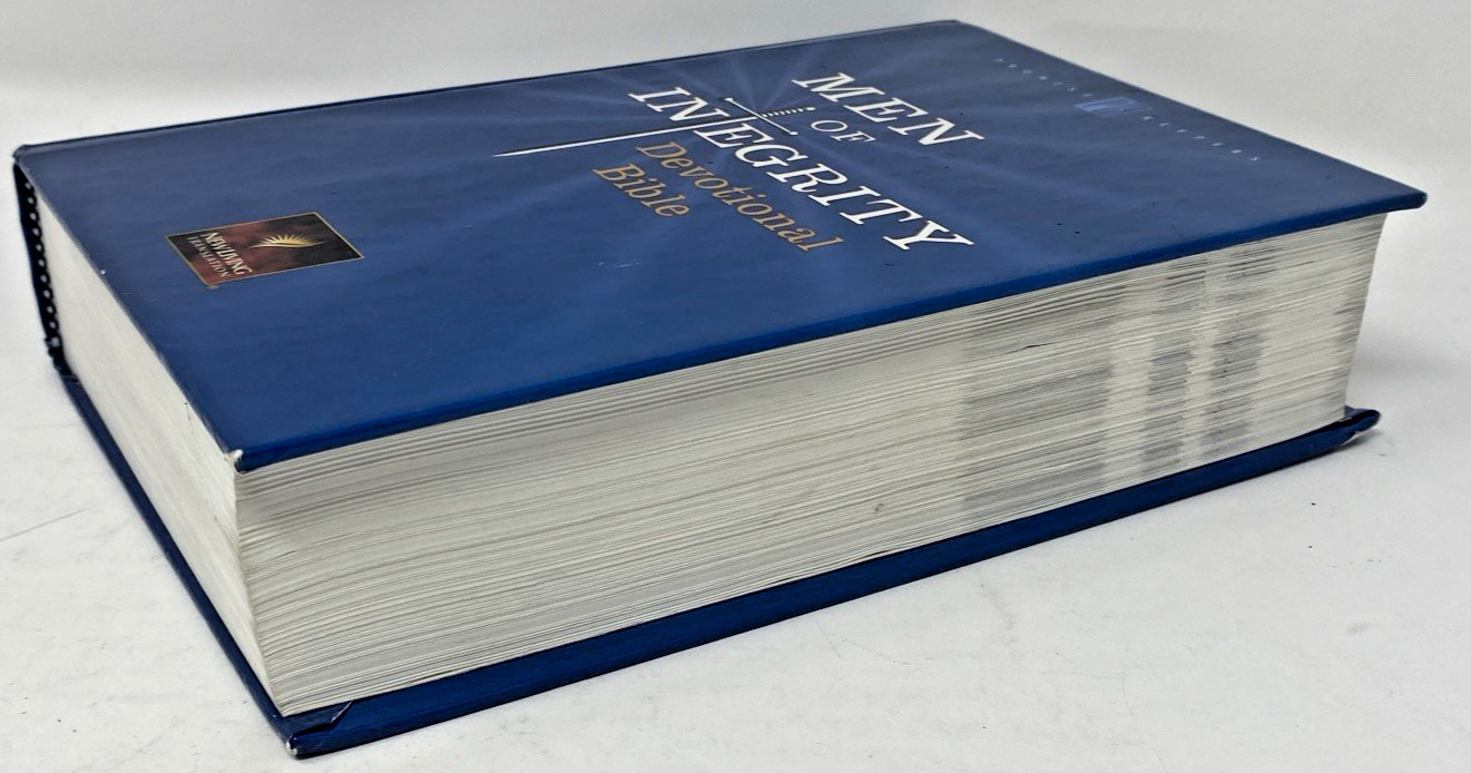 Men of Integrity Devotional Bible-Nlt by Tyndale House