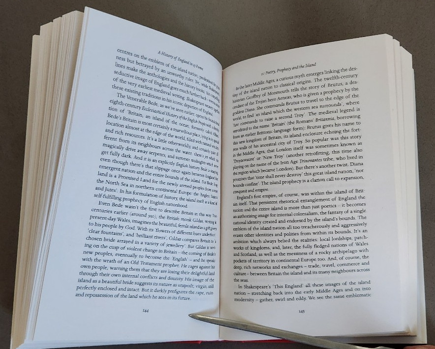 A History of England in 25 Poems – VERY GOOD