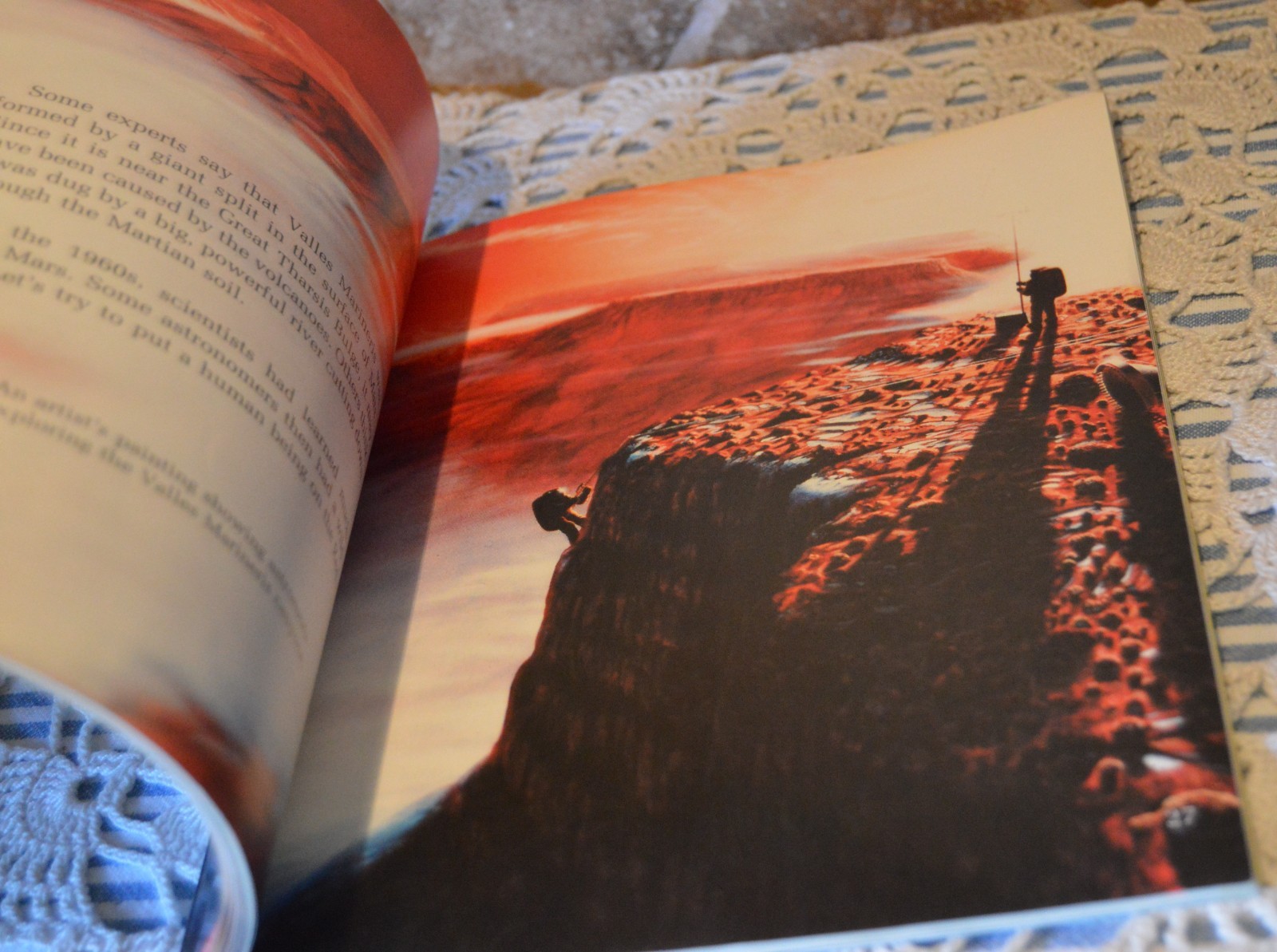 DISCOVERING MARS SCHOLASTIC BOOK BY MELVIN BERGER~56 PAGES~FROM 1992