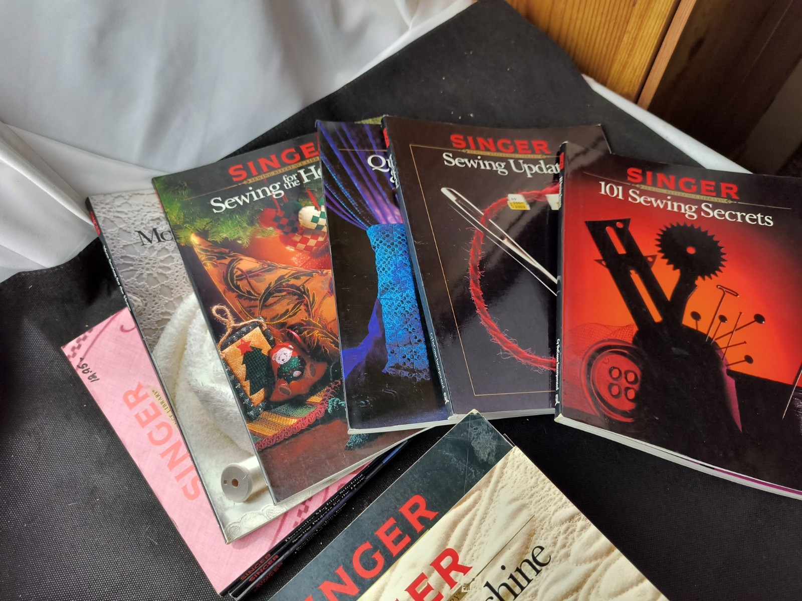 Lot of 22 SINGER SEWING REFERENCE LIBRARY Books/ Magazines Lot