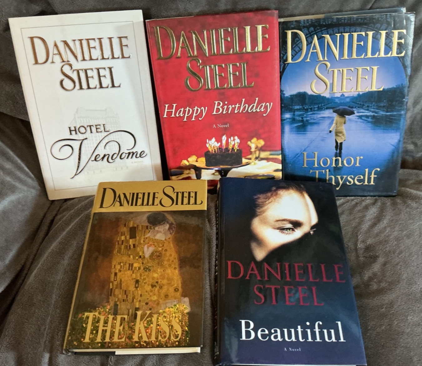 Lot Of 8 Hardback Novels-Danielle Steel (5) / Iris Johnansen (3) -Great Conditi